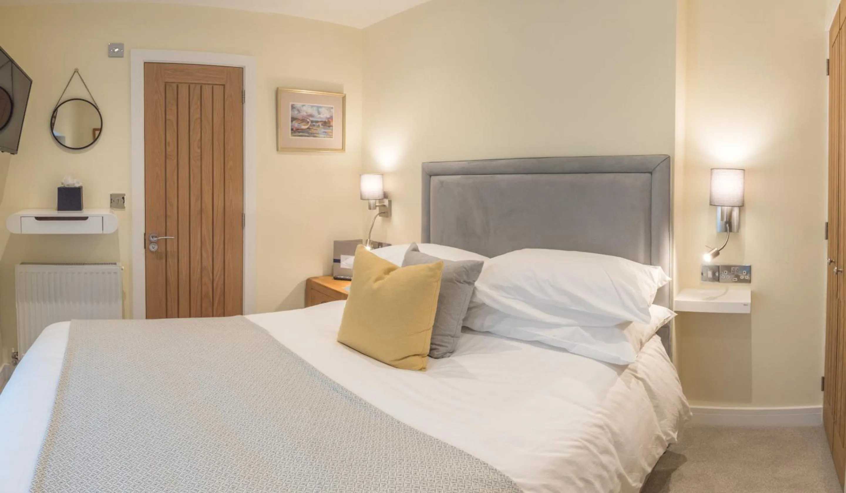 Bedroom, Bed in Waterfront House