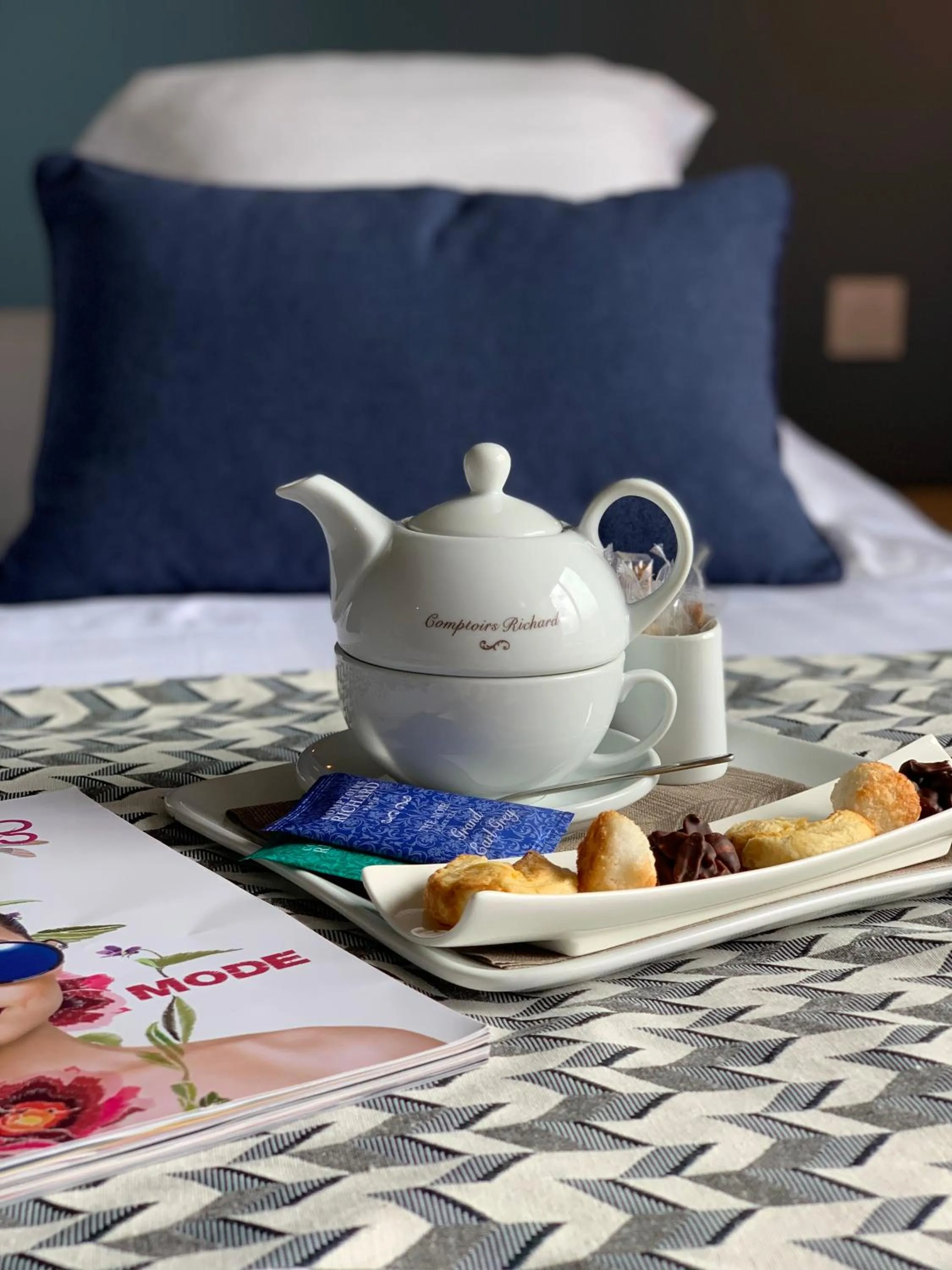 Coffee/tea facilities, Bed in Hôtel Beauregard, The Originals Relais