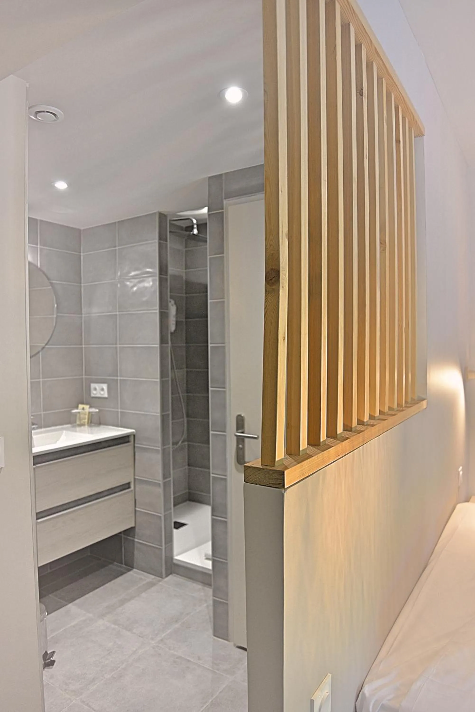 Bathroom in Hôtel Beauregard, The Originals Relais