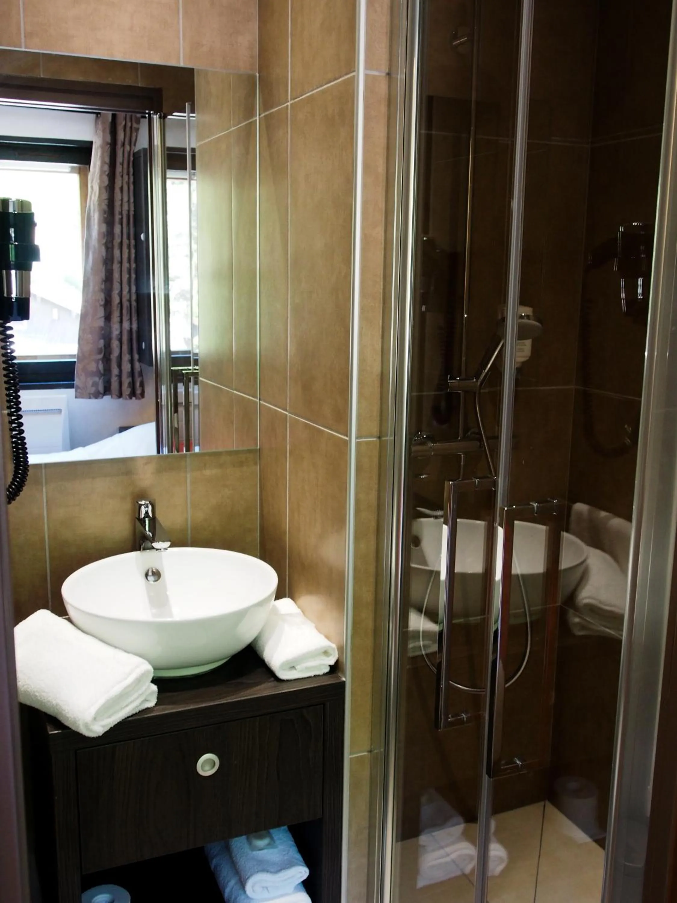 Shower in Hôtel Beauregard, The Originals Relais