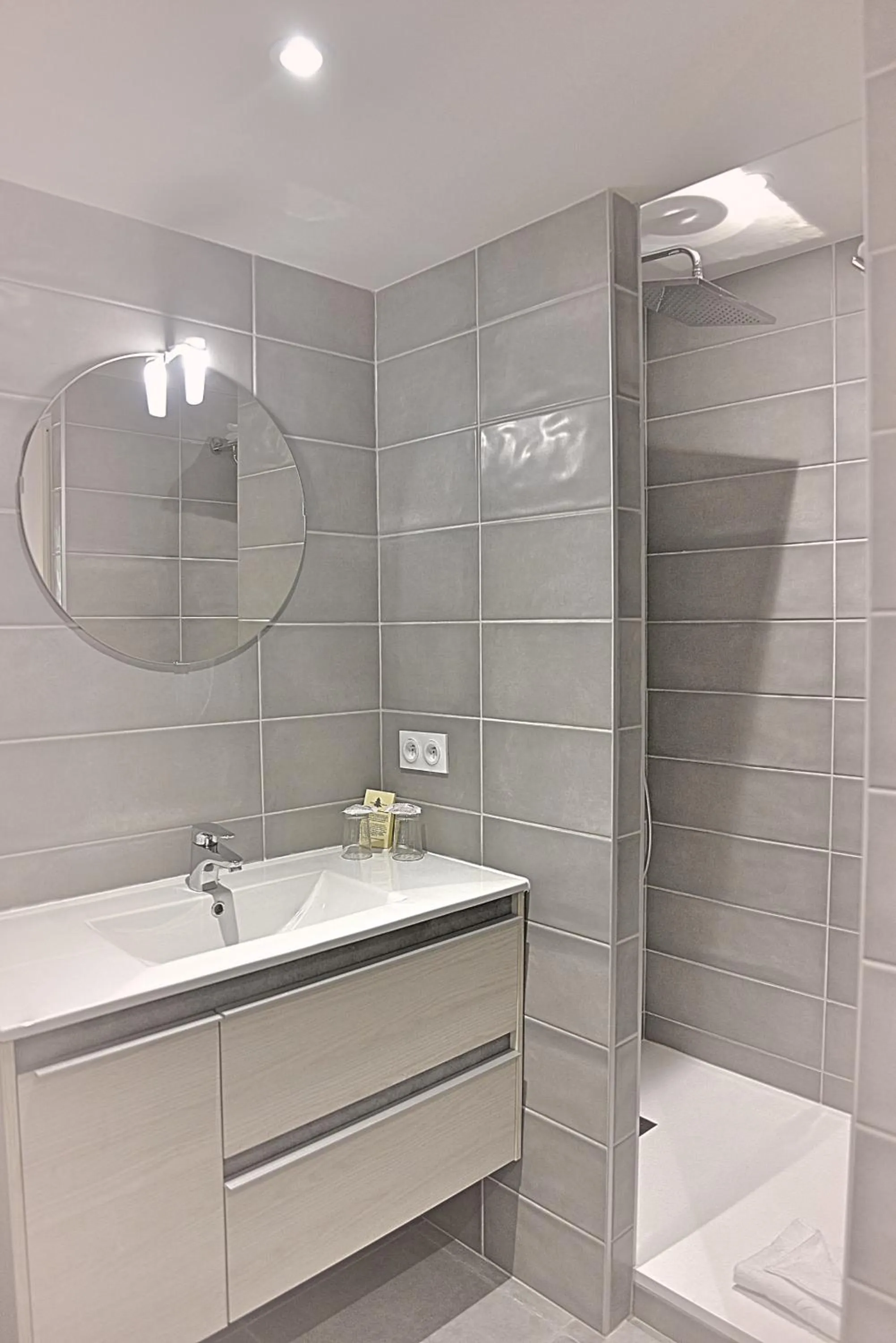 Bathroom in Hôtel Beauregard, The Originals Relais