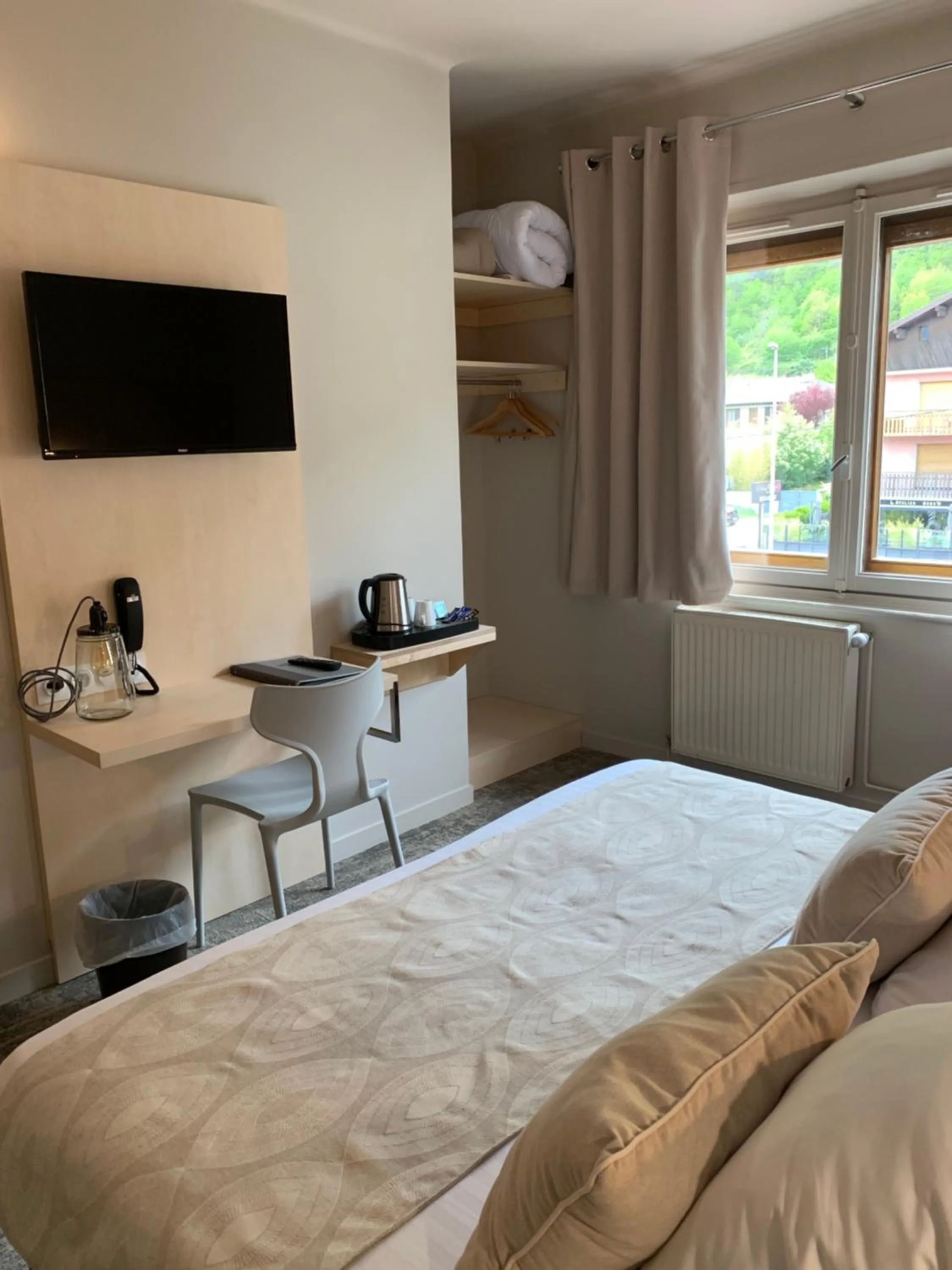 Shower, Bed in Hôtel Beauregard, The Originals Relais