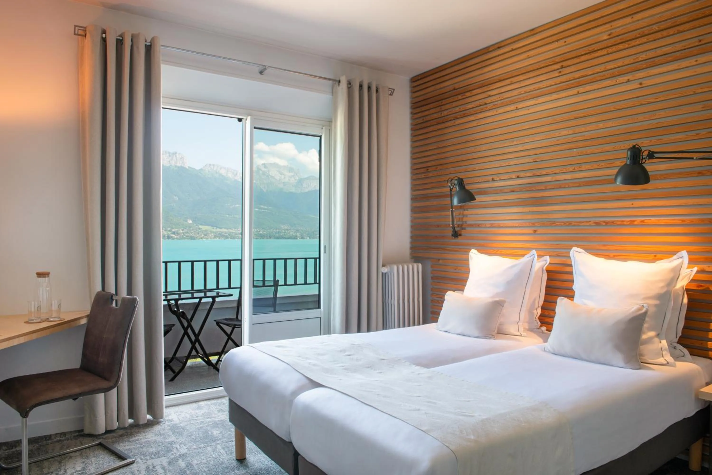 Bedroom, Bed in Hôtel Beauregard, The Originals Relais