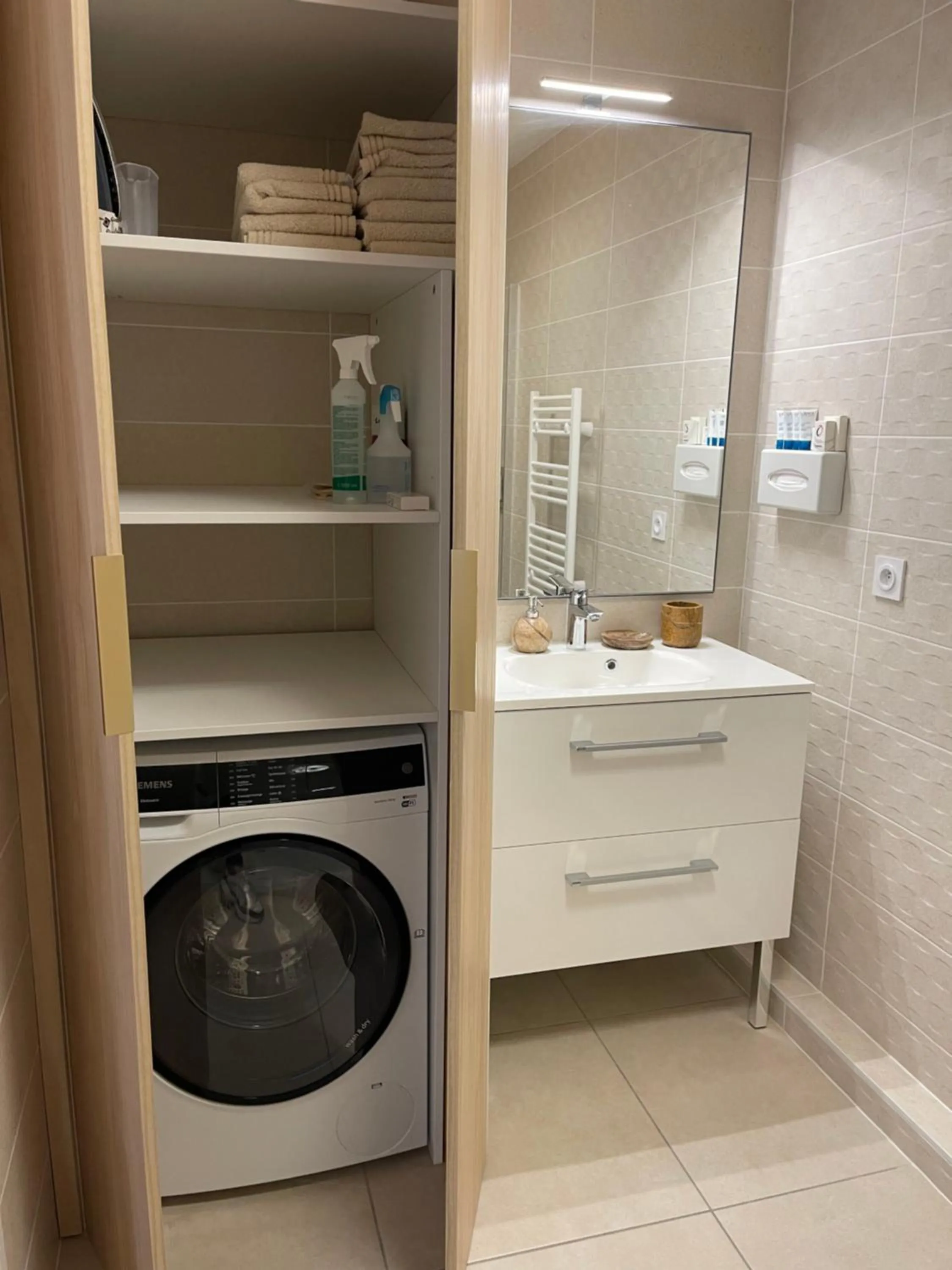 Bathroom in Hôtel Beauregard, The Originals Relais