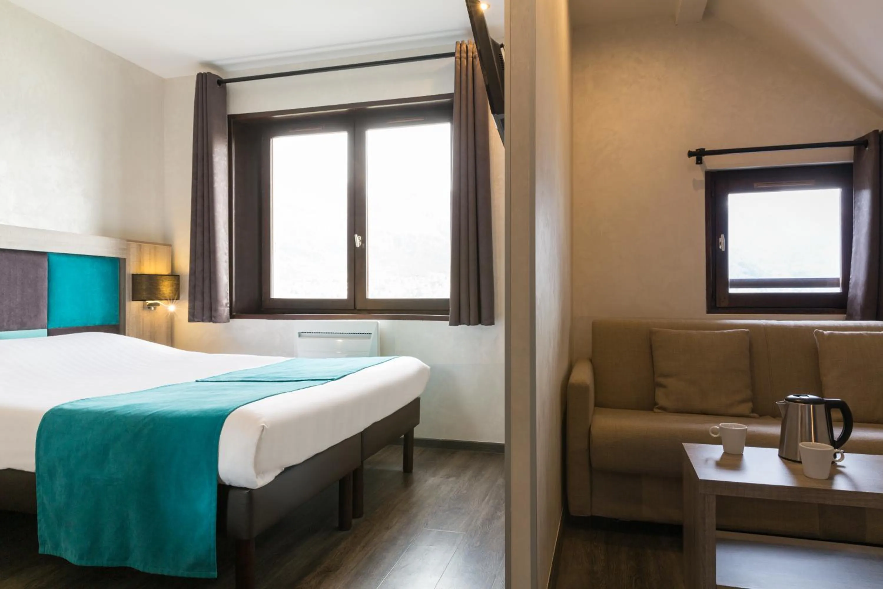 Shower, Bed in Hôtel Beauregard, The Originals Relais