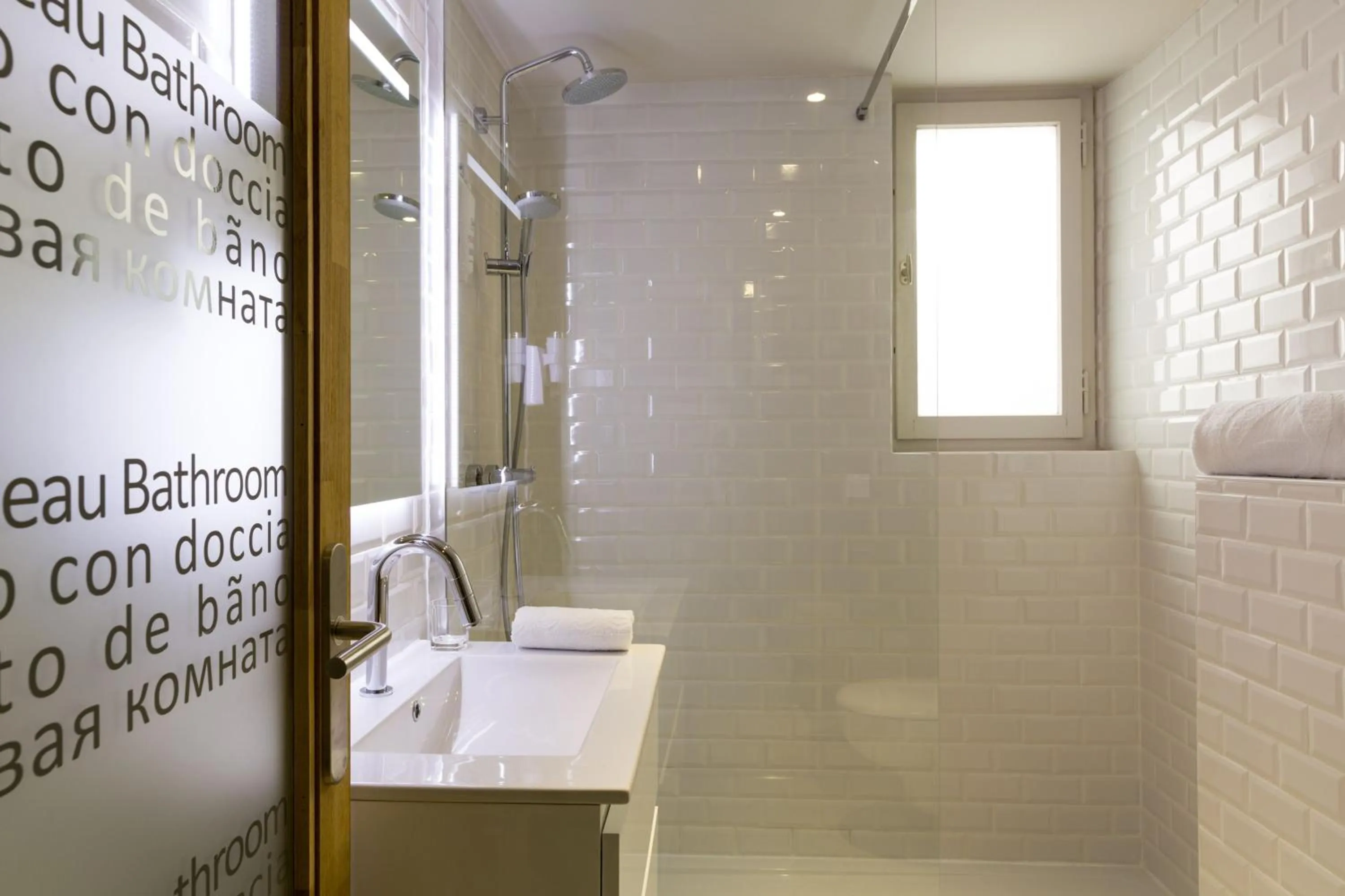 Bathroom in Hôtel Beauregard, The Originals Relais