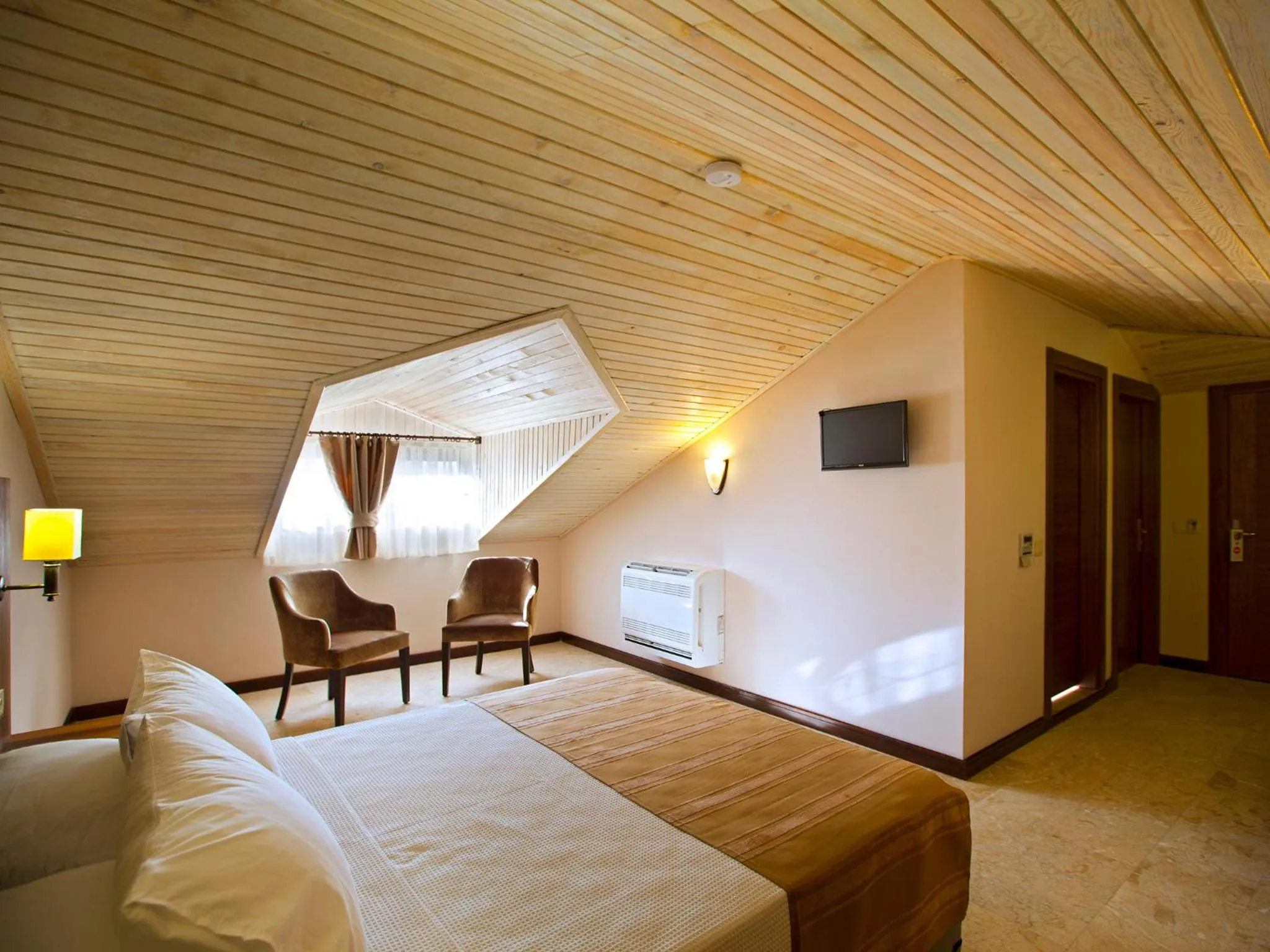 Photo of the whole room in Montana Hotel