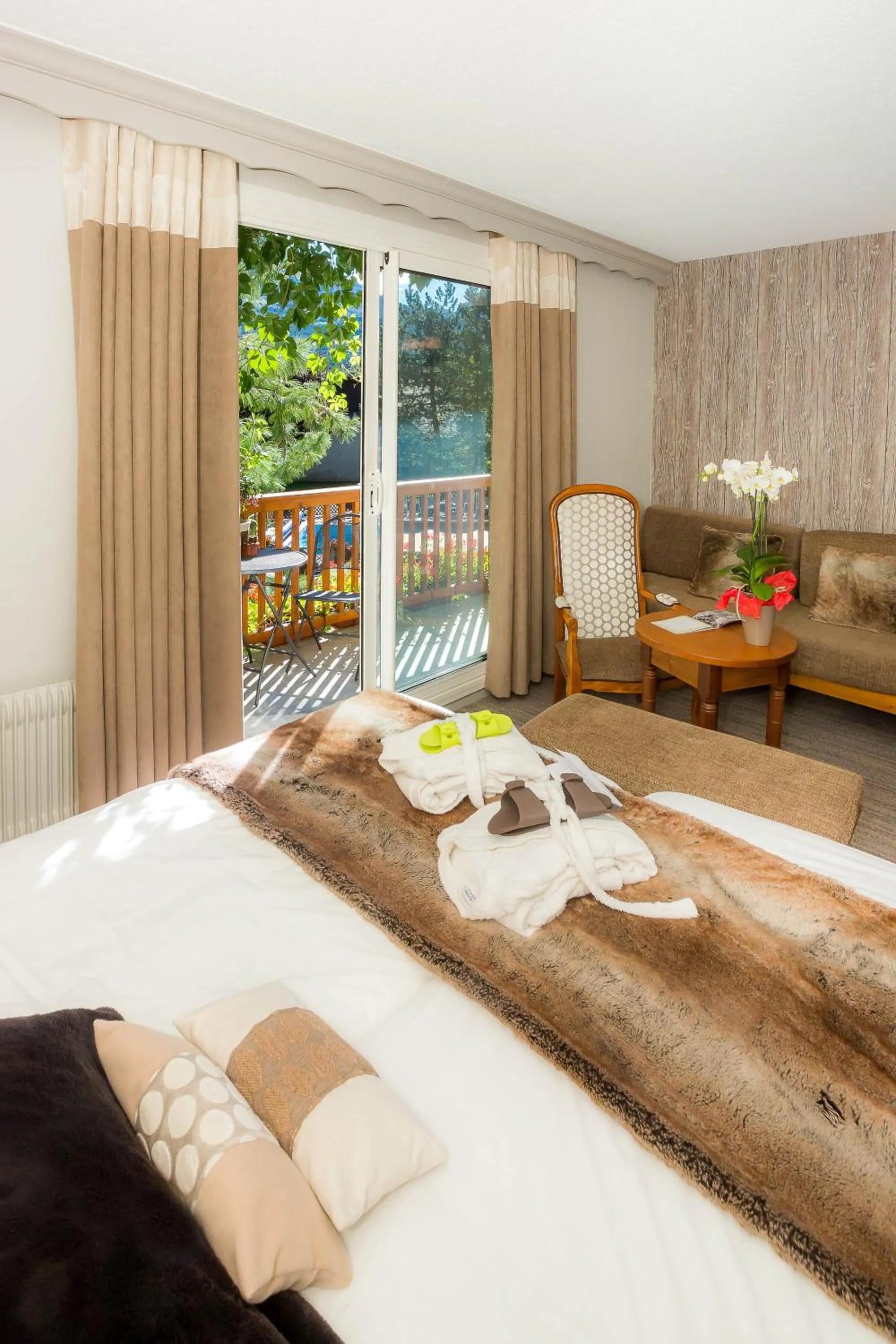 Balcony/Terrace, Bed in Hôtel & Spa Les Bartavelles