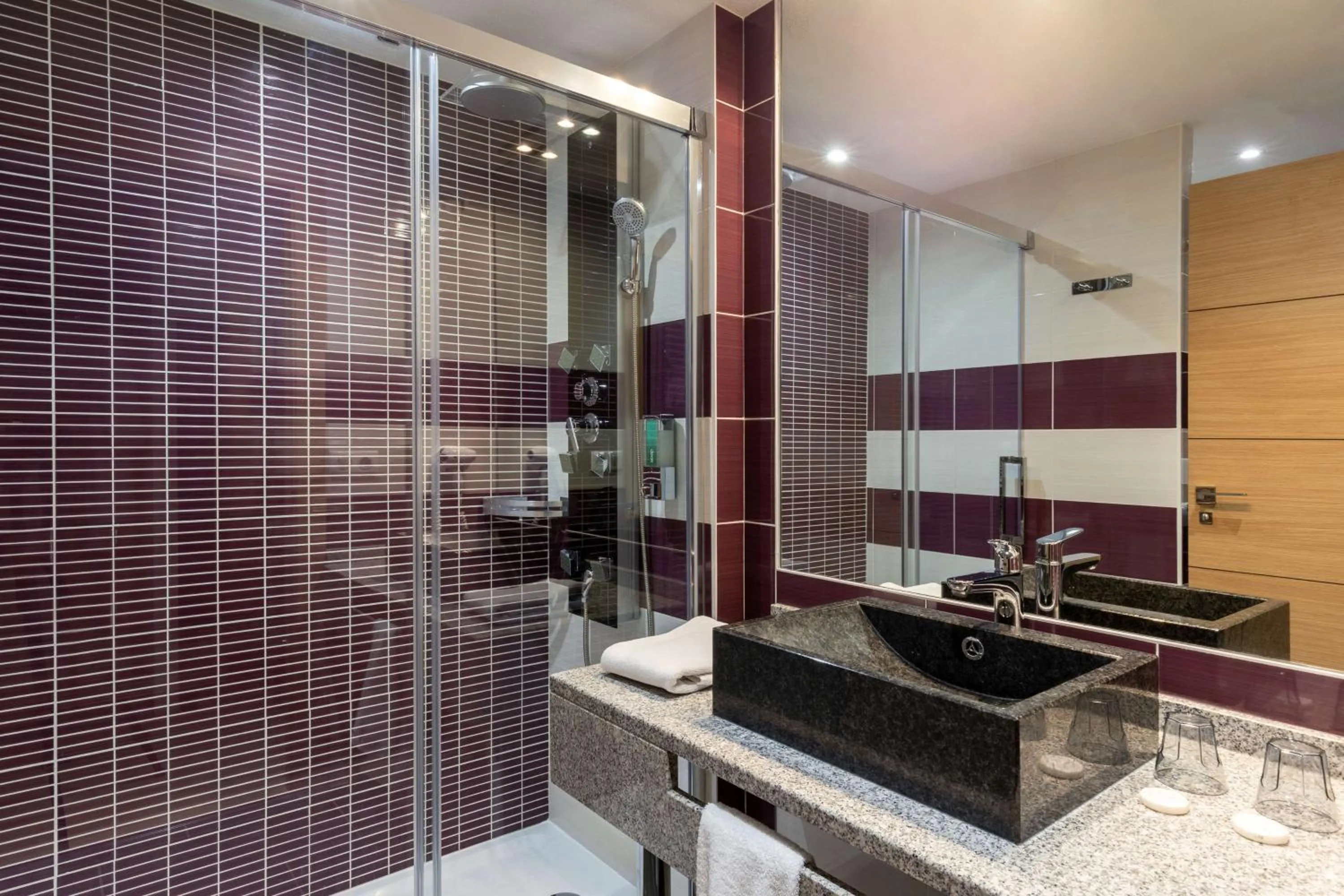 Bedroom in Best Western Hotel & SPA Pau Lescar Aeroport