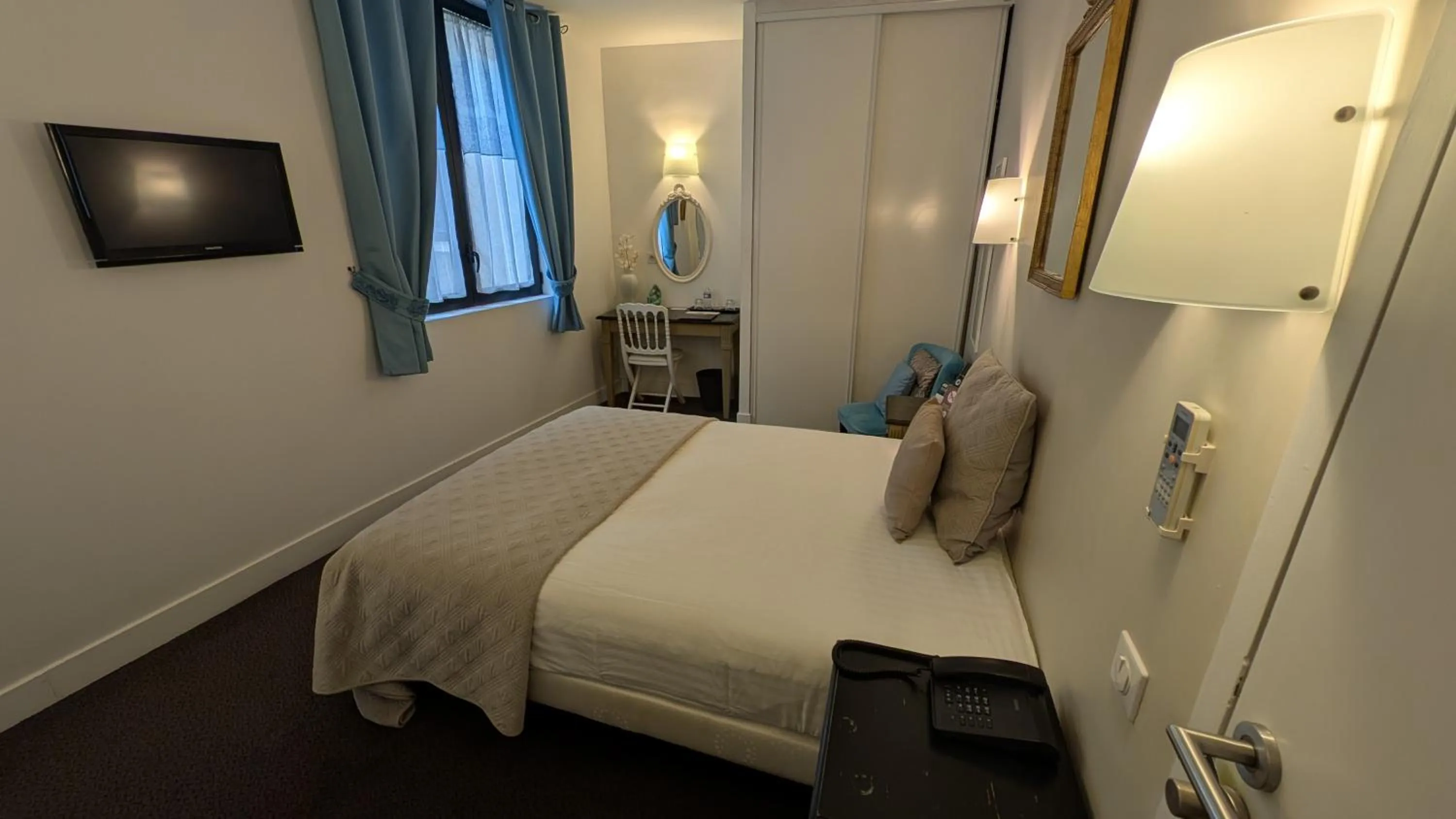 Bed in Logis Hôtel Restaurant du Parc