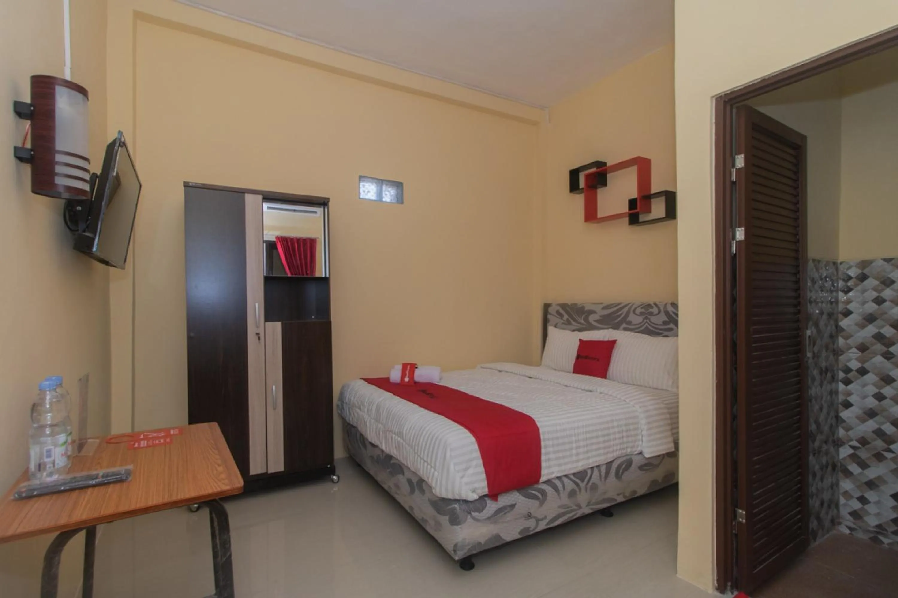 Bedroom, Bed in RedDoorz Syariah near Politeknik Negeri Madiun