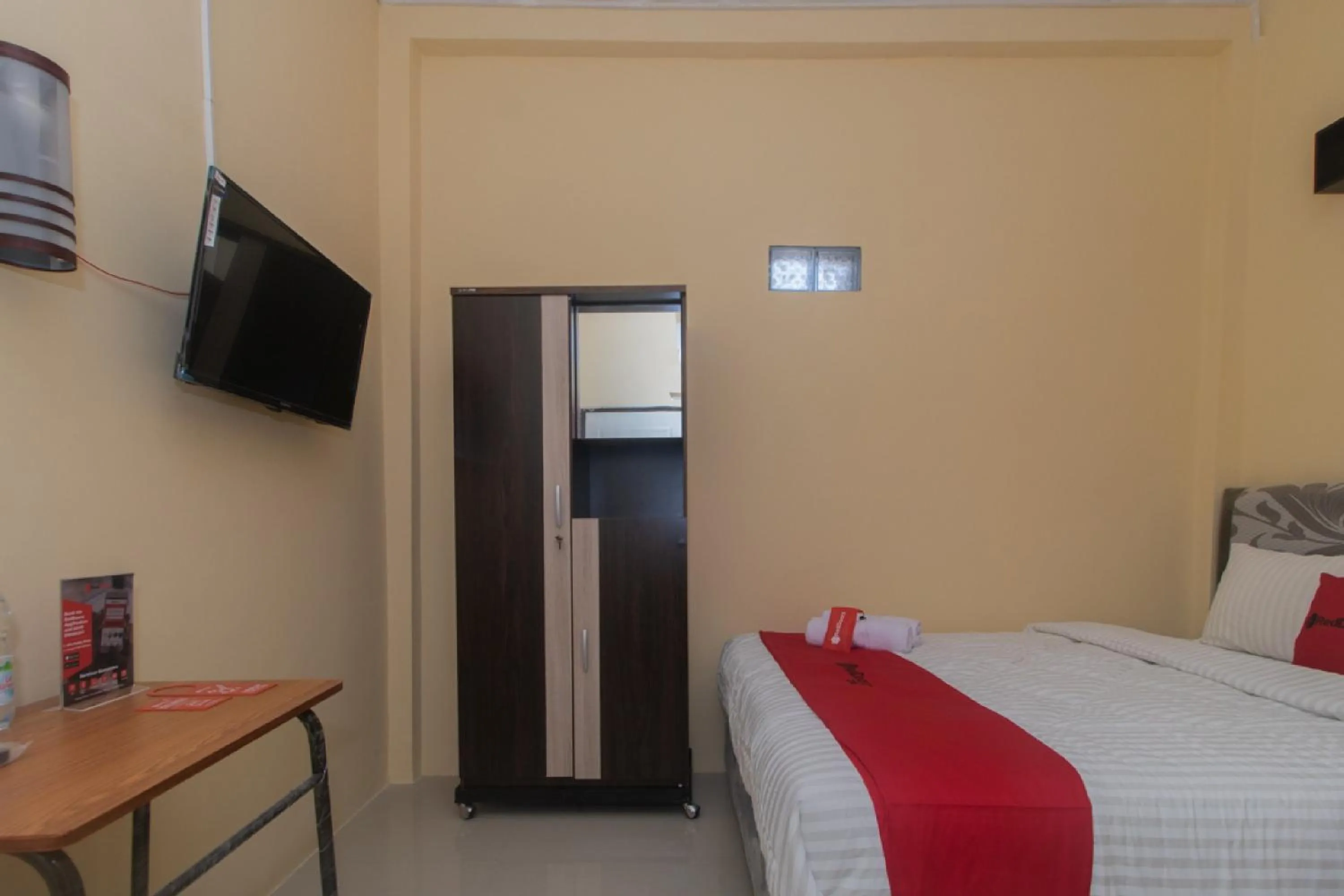 Bed in RedDoorz Syariah near Politeknik Negeri Madiun