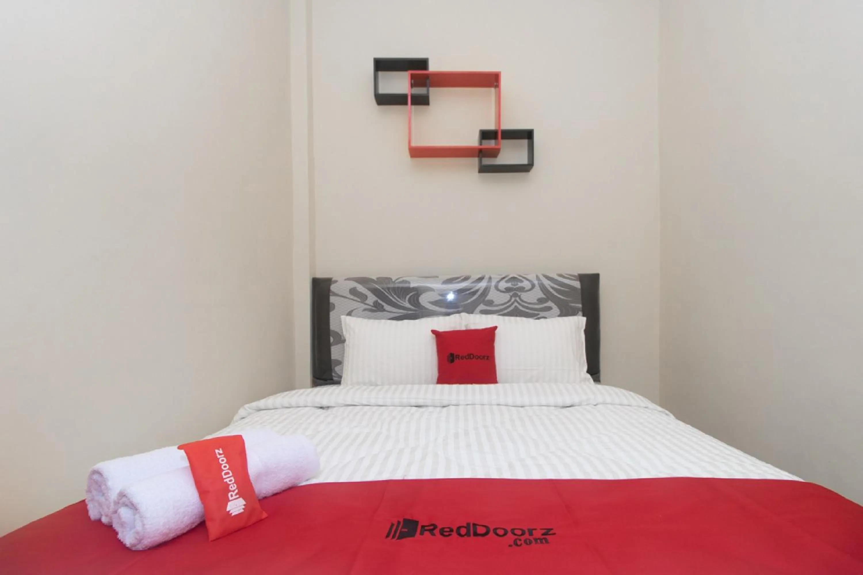 Bedroom, Bed in RedDoorz Syariah near Politeknik Negeri Madiun