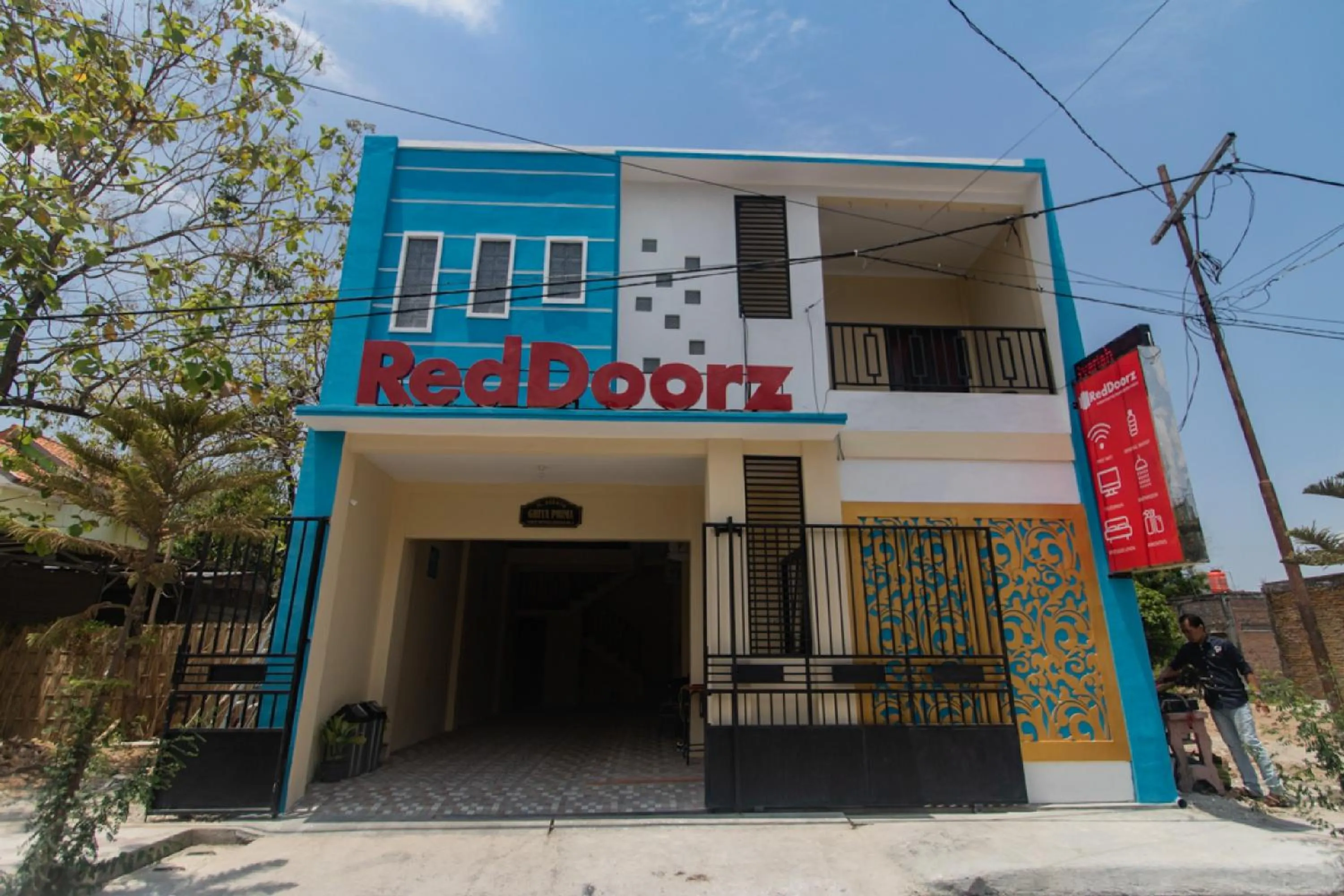 Facade/entrance in RedDoorz Syariah near Politeknik Negeri Madiun