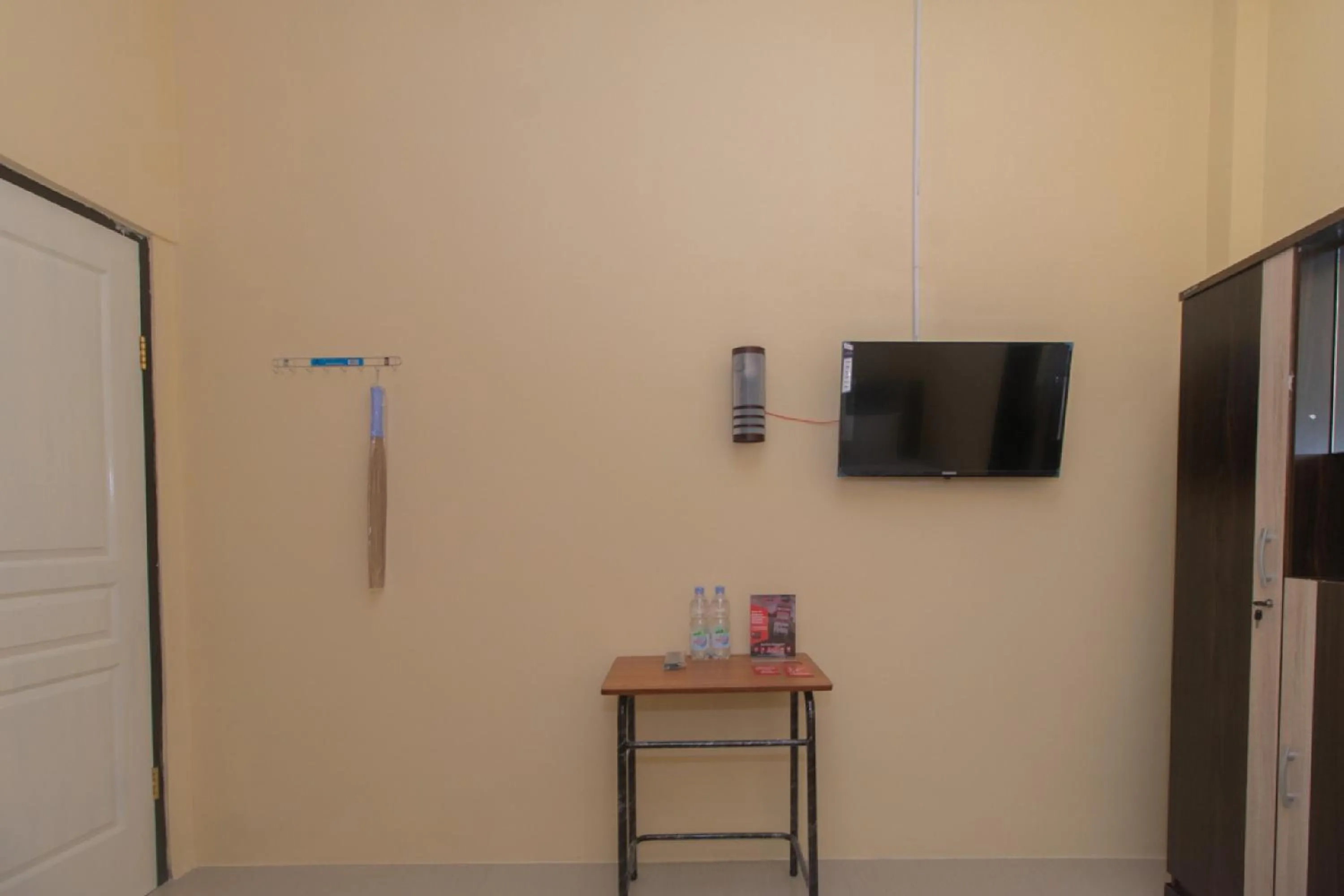 TV and multimedia in RedDoorz Syariah near Politeknik Negeri Madiun