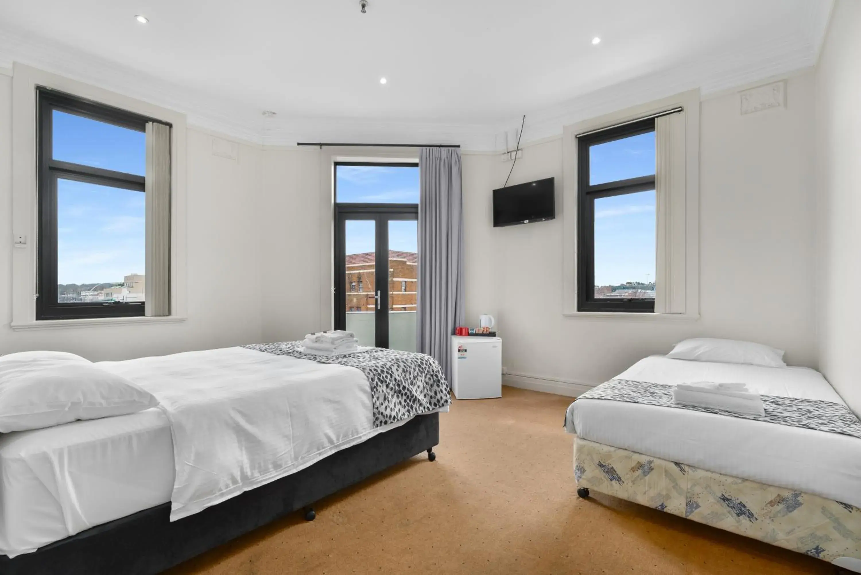 Queen & Single room with Shared Bathroom in Royal Hotel Orange Queen & Single room with Shared Bathroom in Royal Hotel Orange