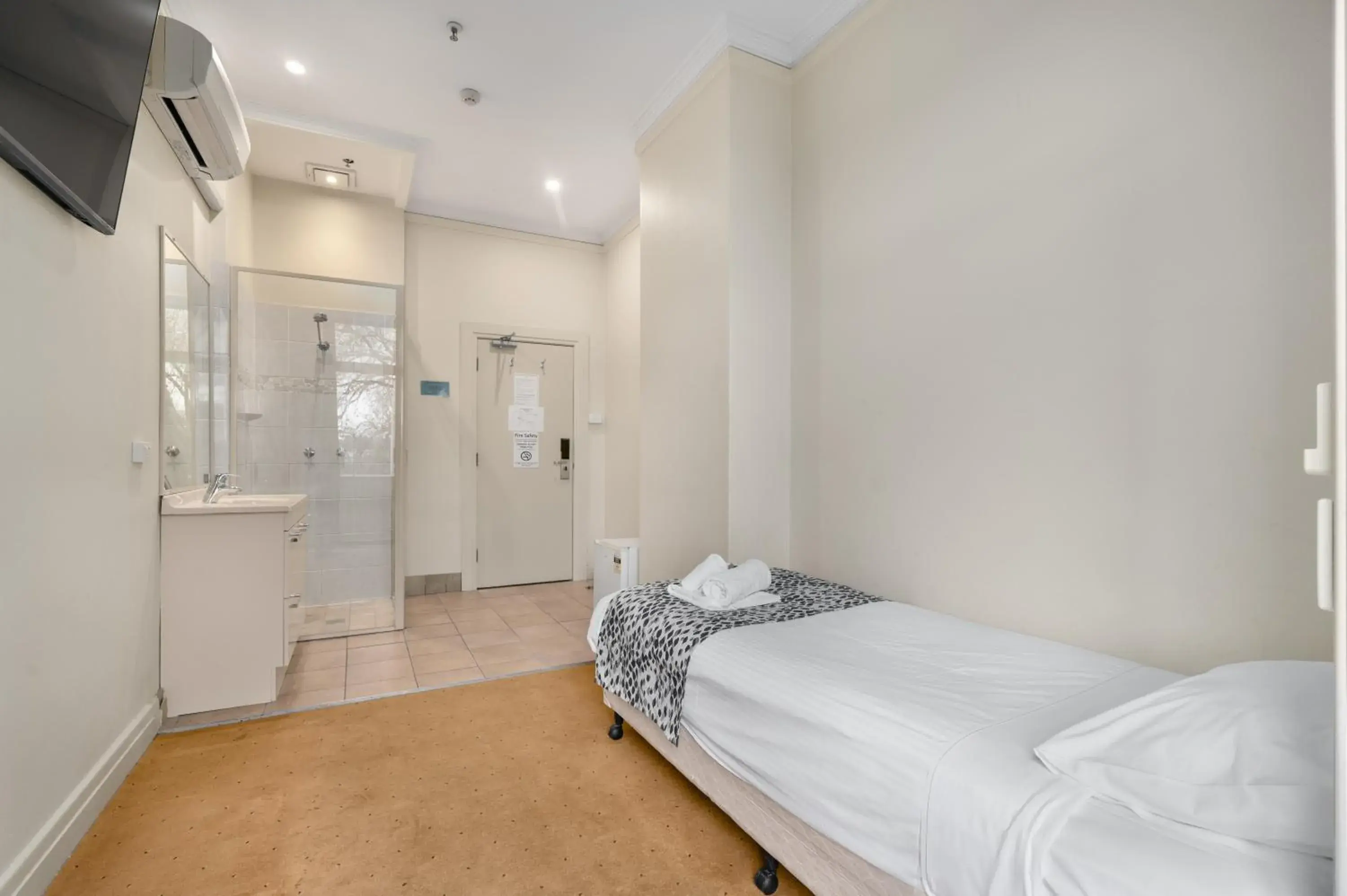 Single Room with Shower in Royal Hotel Orange Single Room with Shower in Royal Hotel Orange