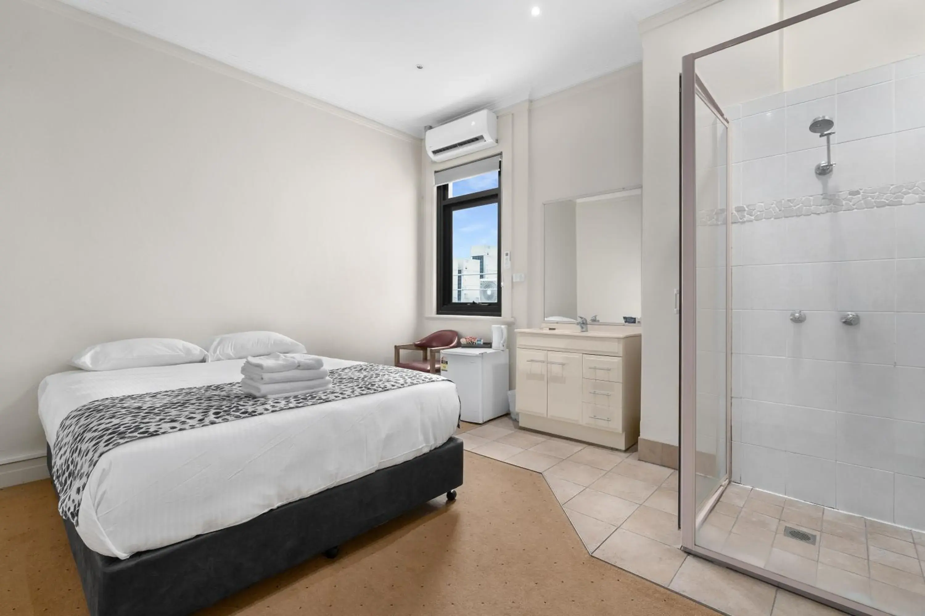 Queen Room with Shower in Royal Hotel Orange Queen Room with Shower in Royal Hotel Orange