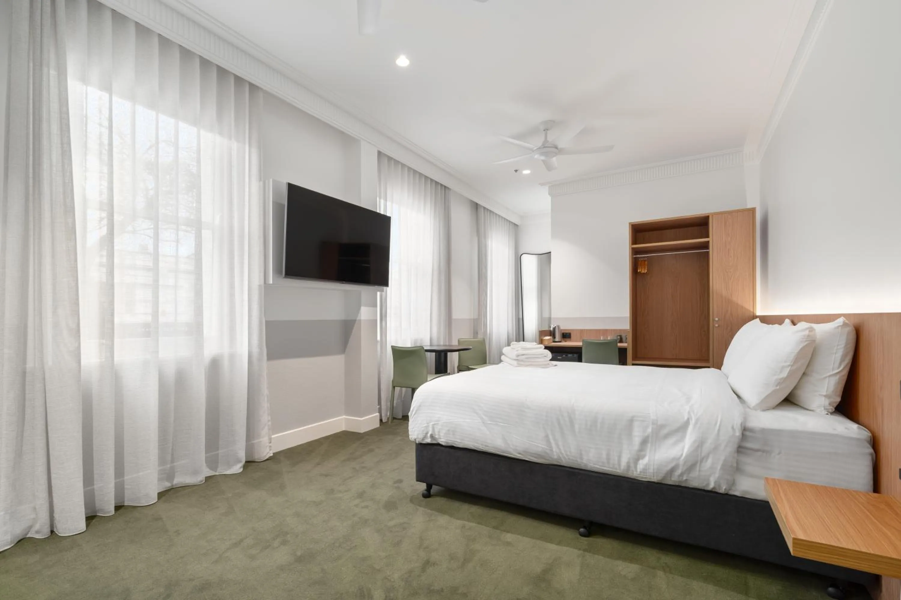 Bathroom, Bed in Royal Hotel Orange