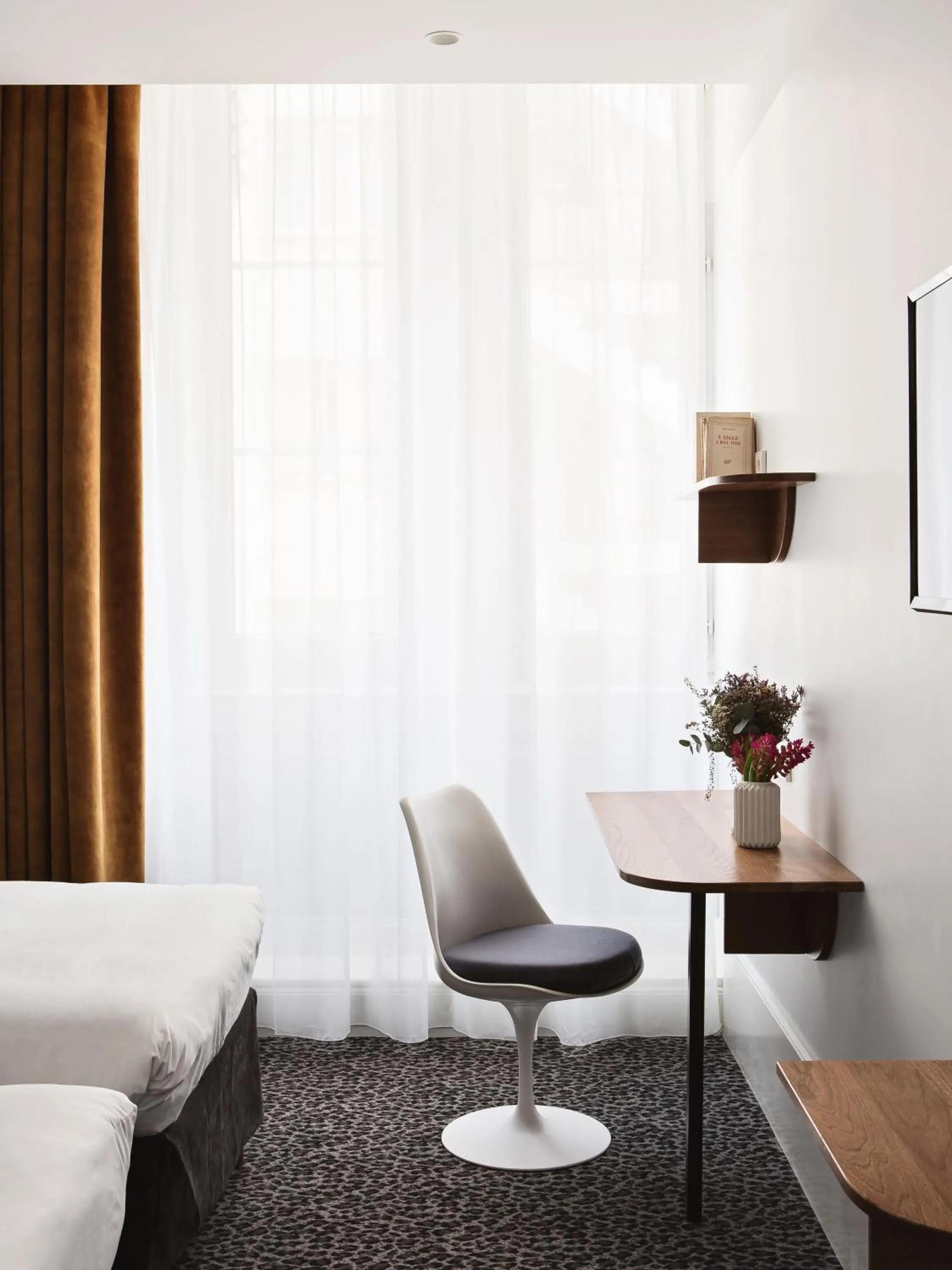 Photo of the whole room, Bed in Hotel De Verdun 1882, BW Signature Collection