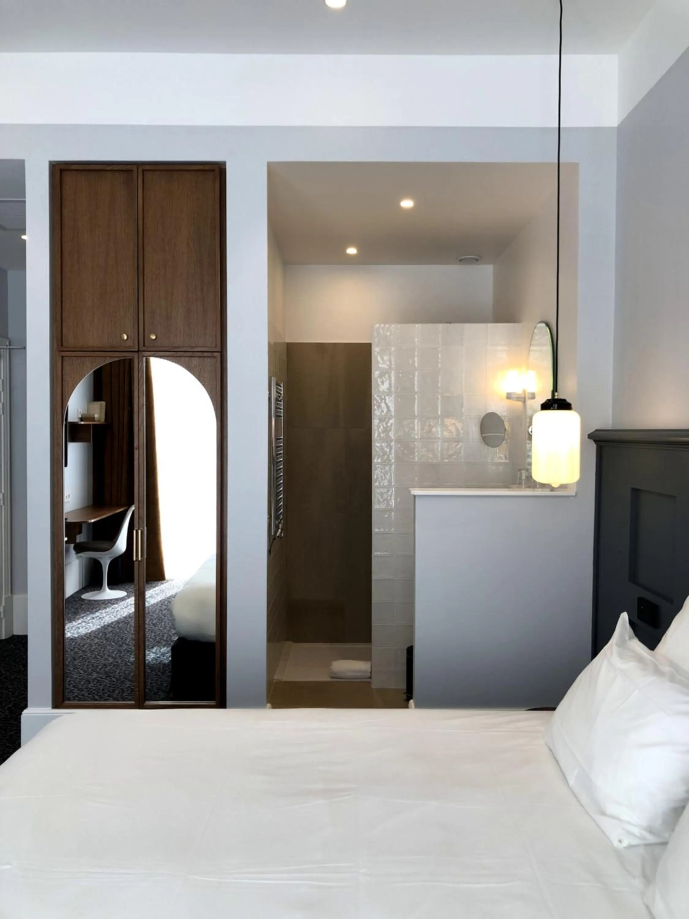 Shower, Bed in Hotel De Verdun 1882, BW Signature Collection