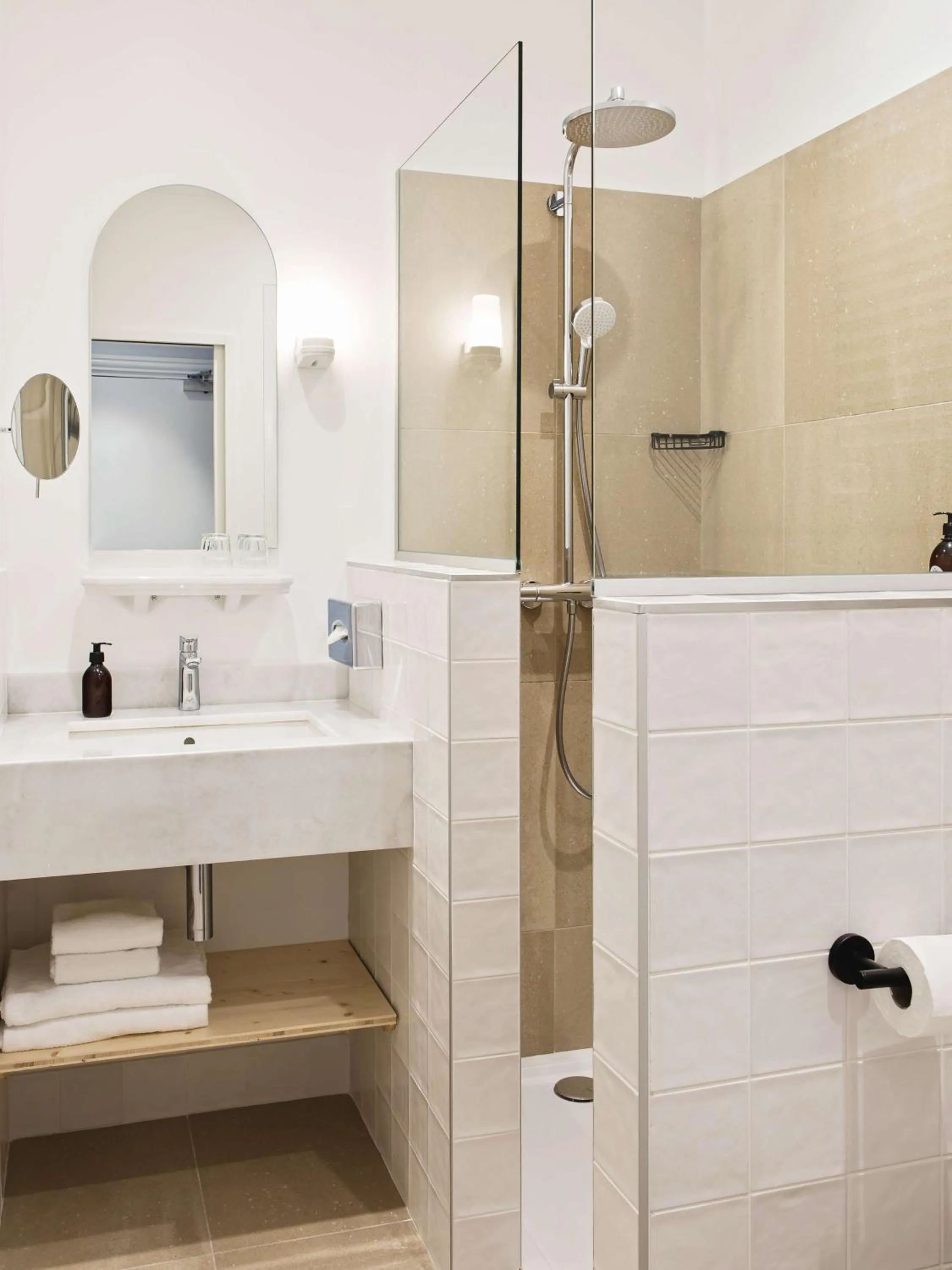 Bathroom in Hotel De Verdun 1882, BW Signature Collection