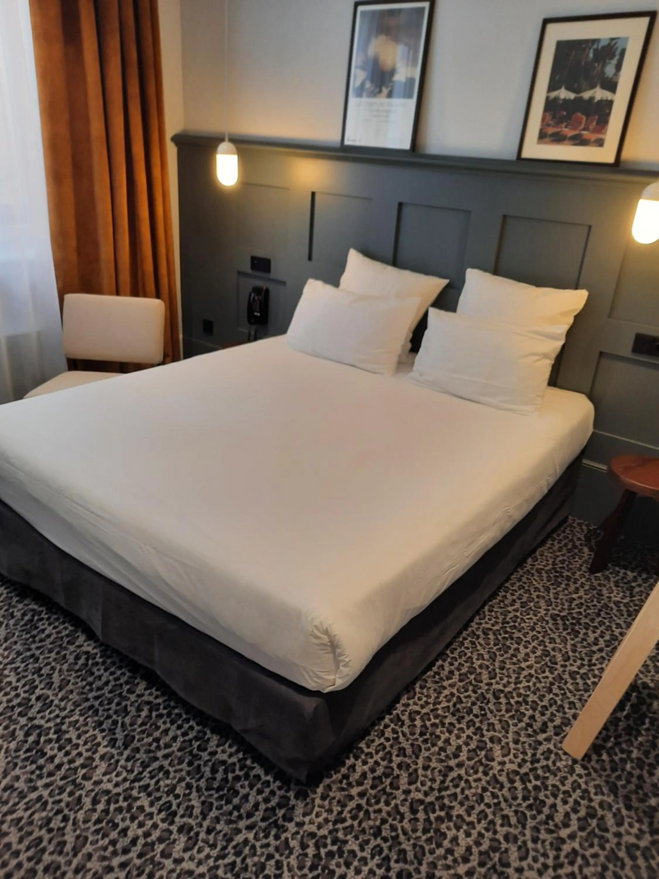 Photo of the whole room, Bed in Hotel De Verdun 1882, BW Signature Collection