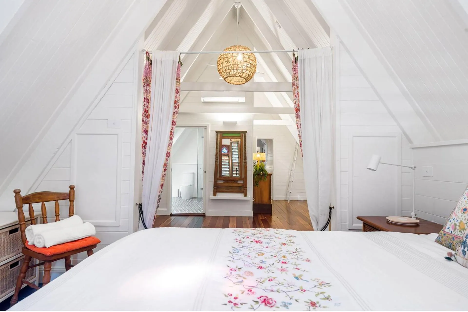 Bed in Longhouse - spacious 4 BR Belongil Beach retreat