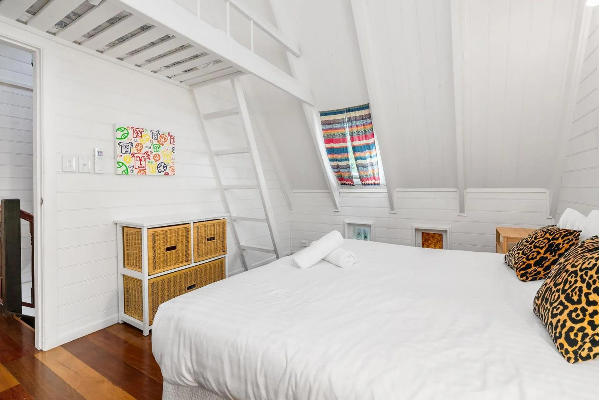 Bed in Longhouse - spacious 4 BR Belongil Beach retreat