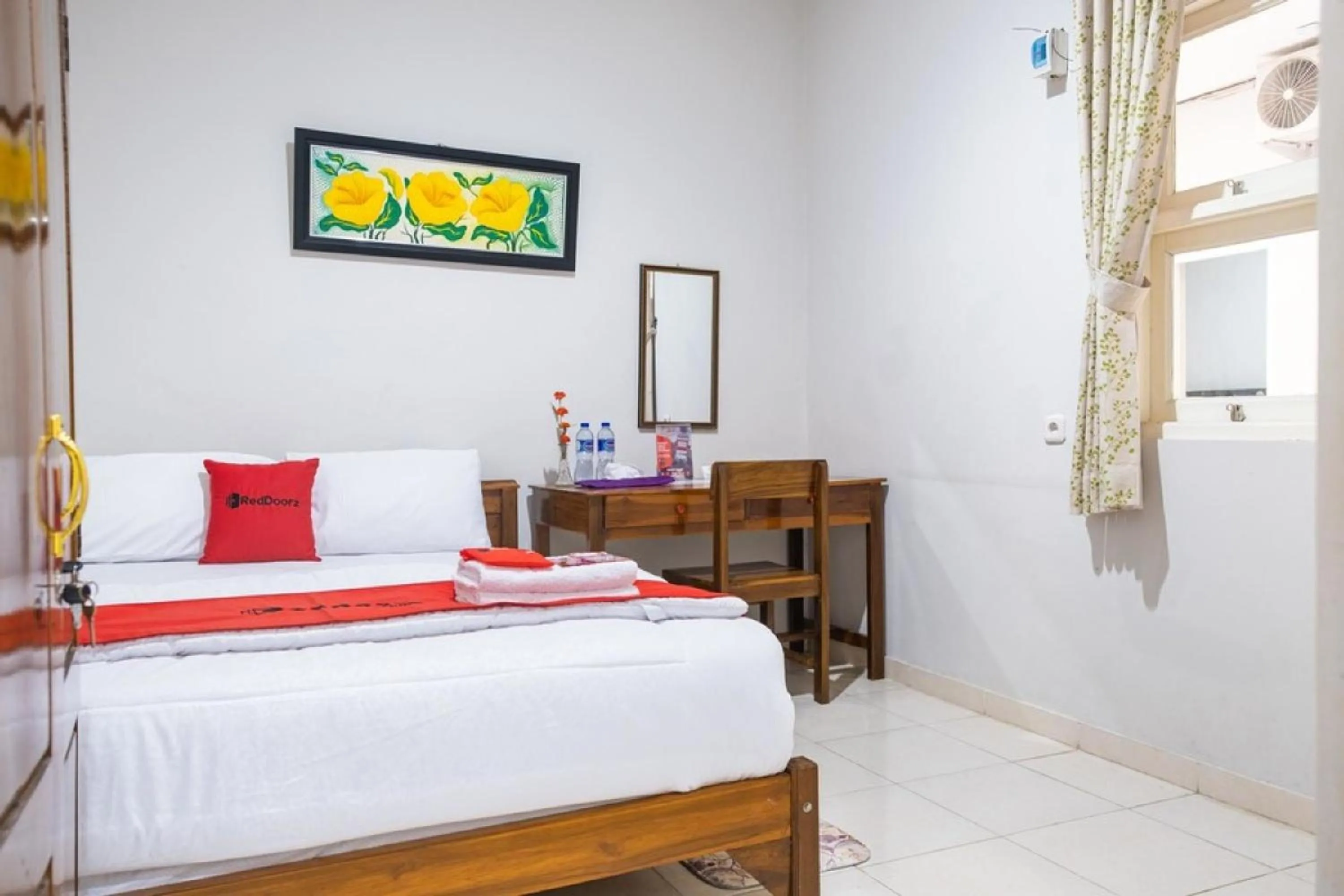Bedroom, Bed in RedDoorz Syariah near Grand Kota Bintang