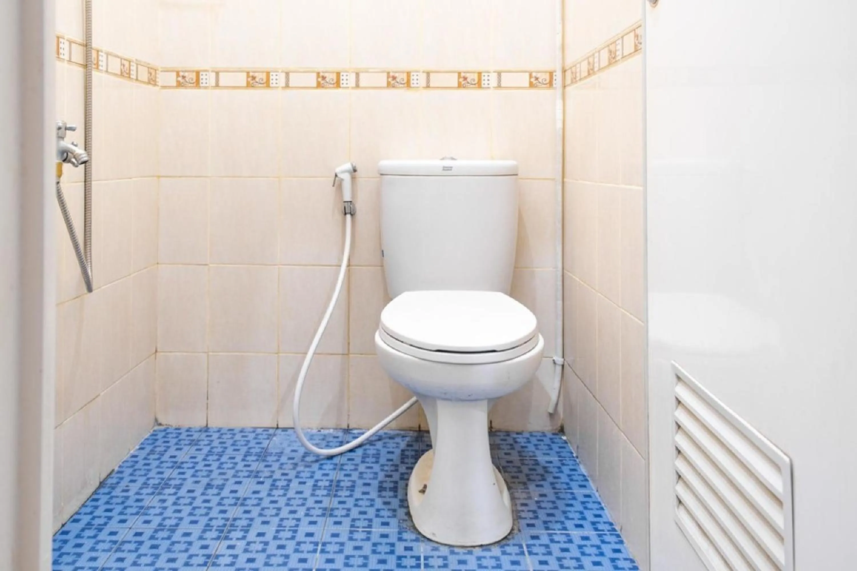 Bathroom in RedDoorz Syariah near Grand Kota Bintang