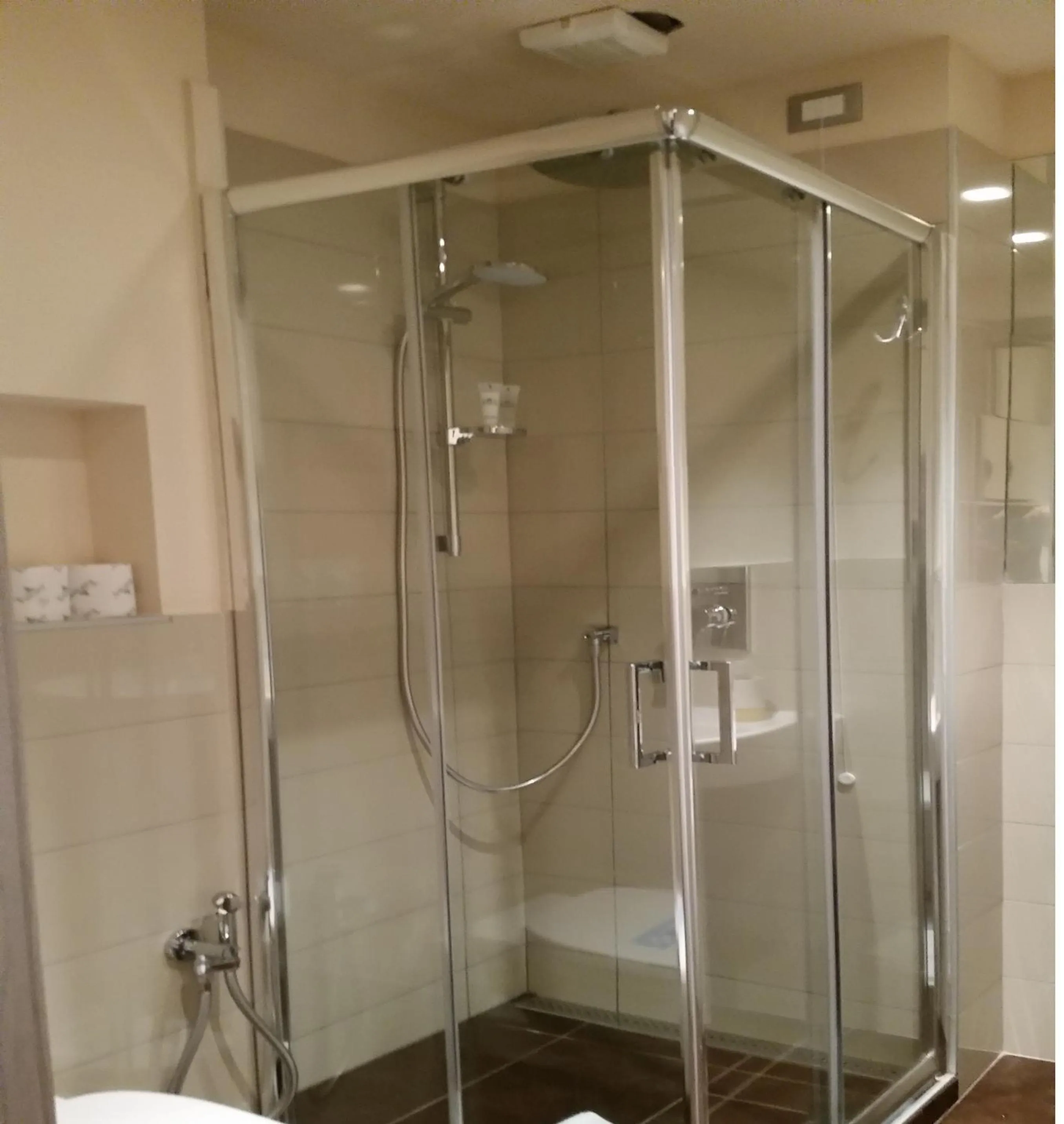 Shower in HLL Hotel Lungolago Lecco-Como Lake
