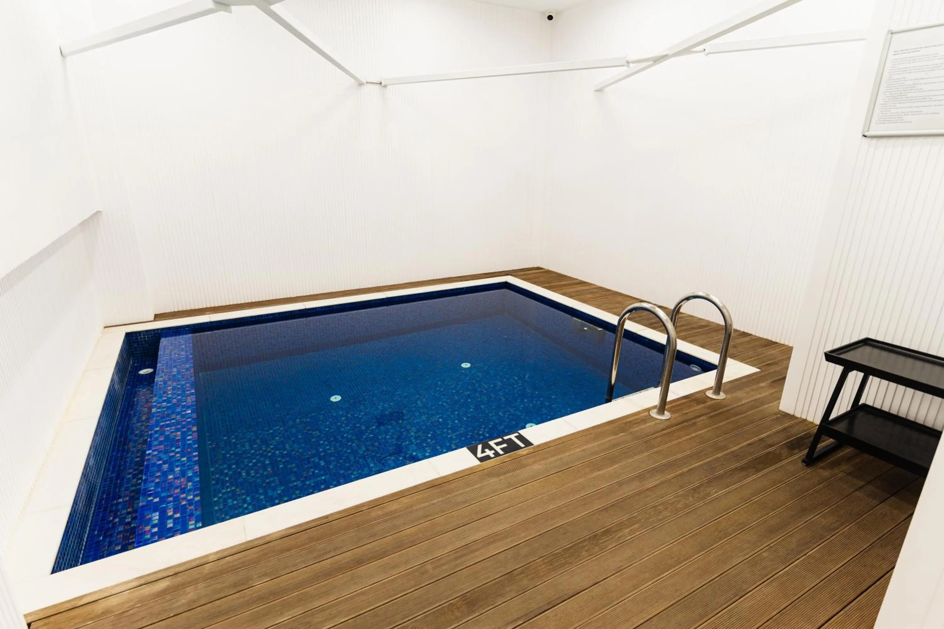 Swimming pool in Mercure Baku City