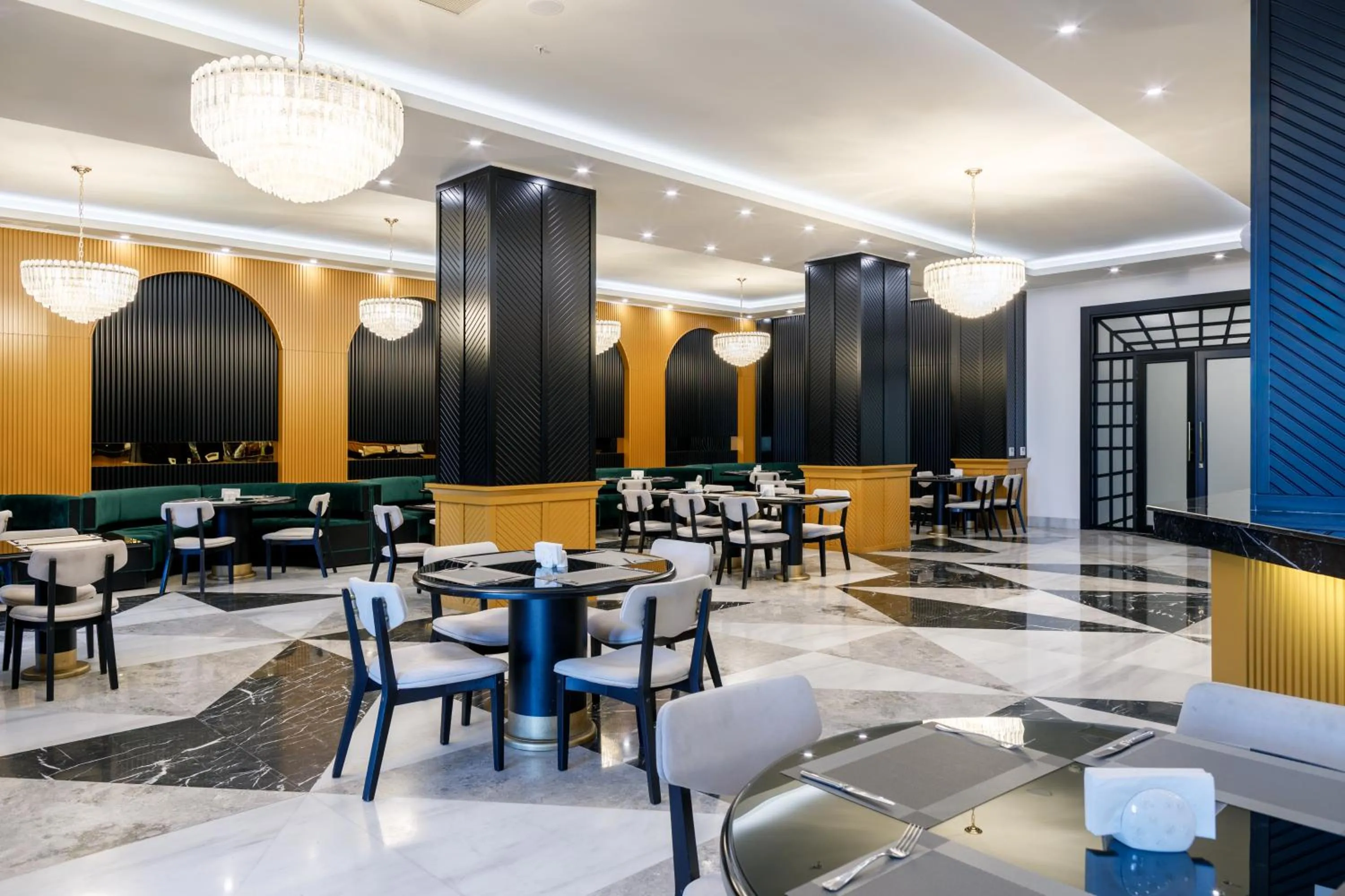 Restaurant/places to eat in Mercure Baku City