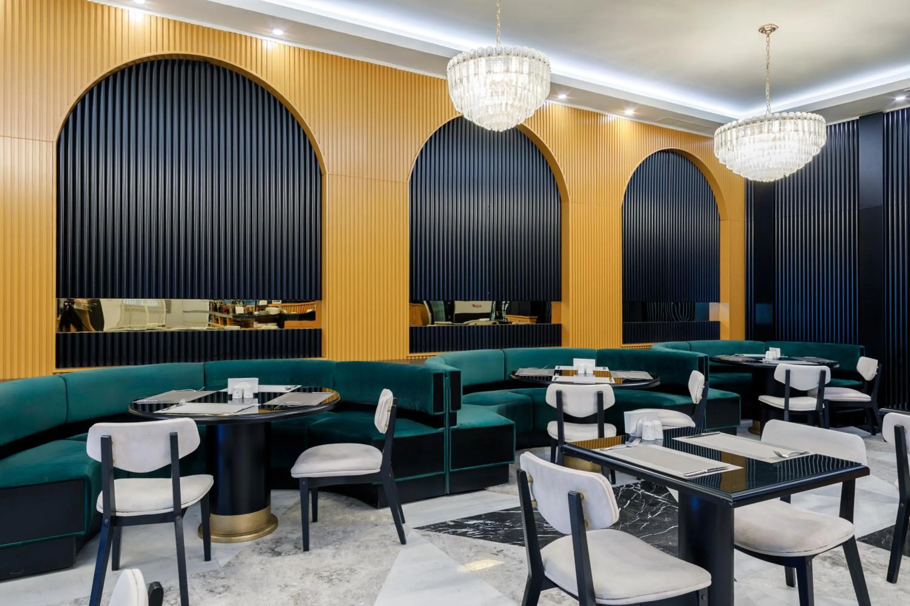 Restaurant/places to eat in Mercure Baku City