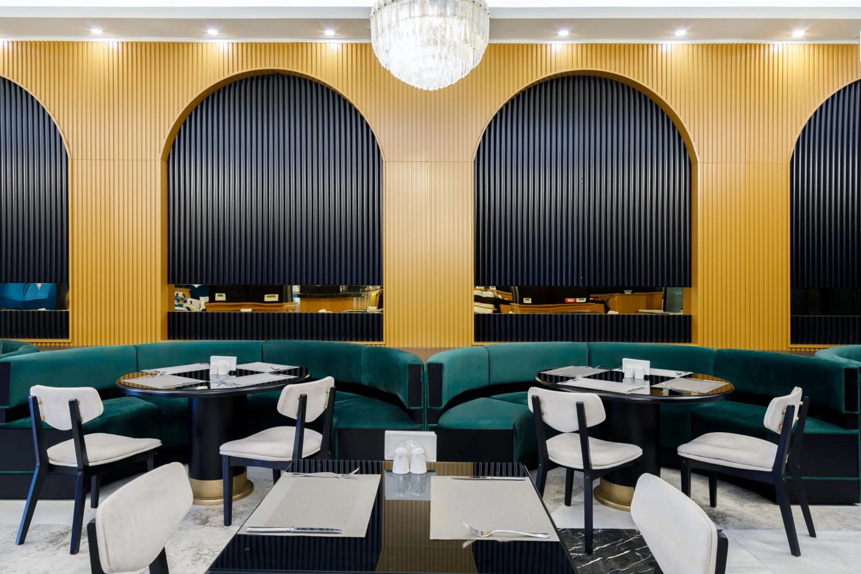 Restaurant/places to eat in Mercure Baku City