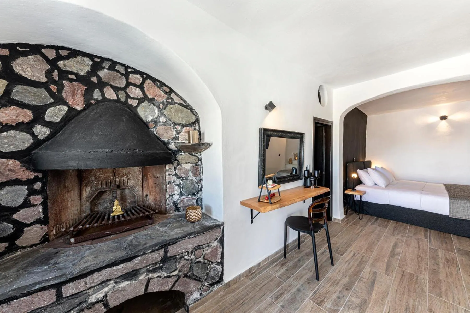 Decorative detail, Bed in Pearl of Caldera Oia - Boutique Hotel by Pearl Hotel Collection