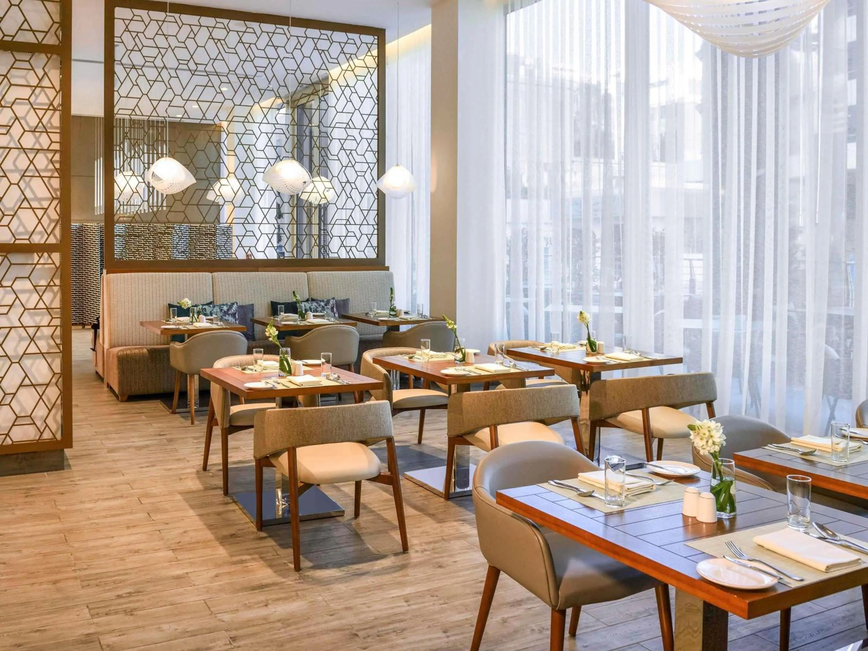 Restaurant/places to eat in Grand Mercure Dubai City