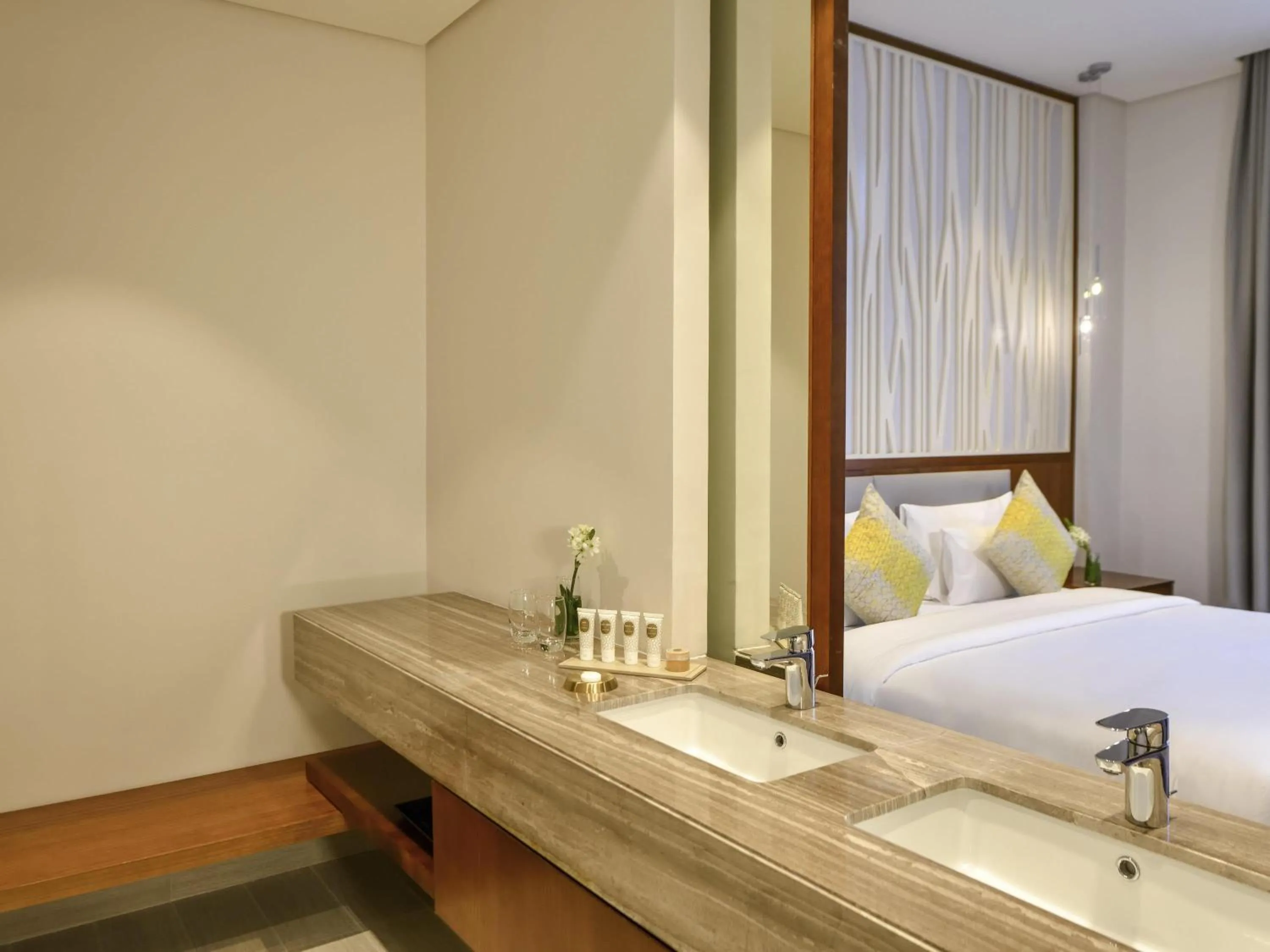 Bedroom, Bed in Grand Mercure Dubai City