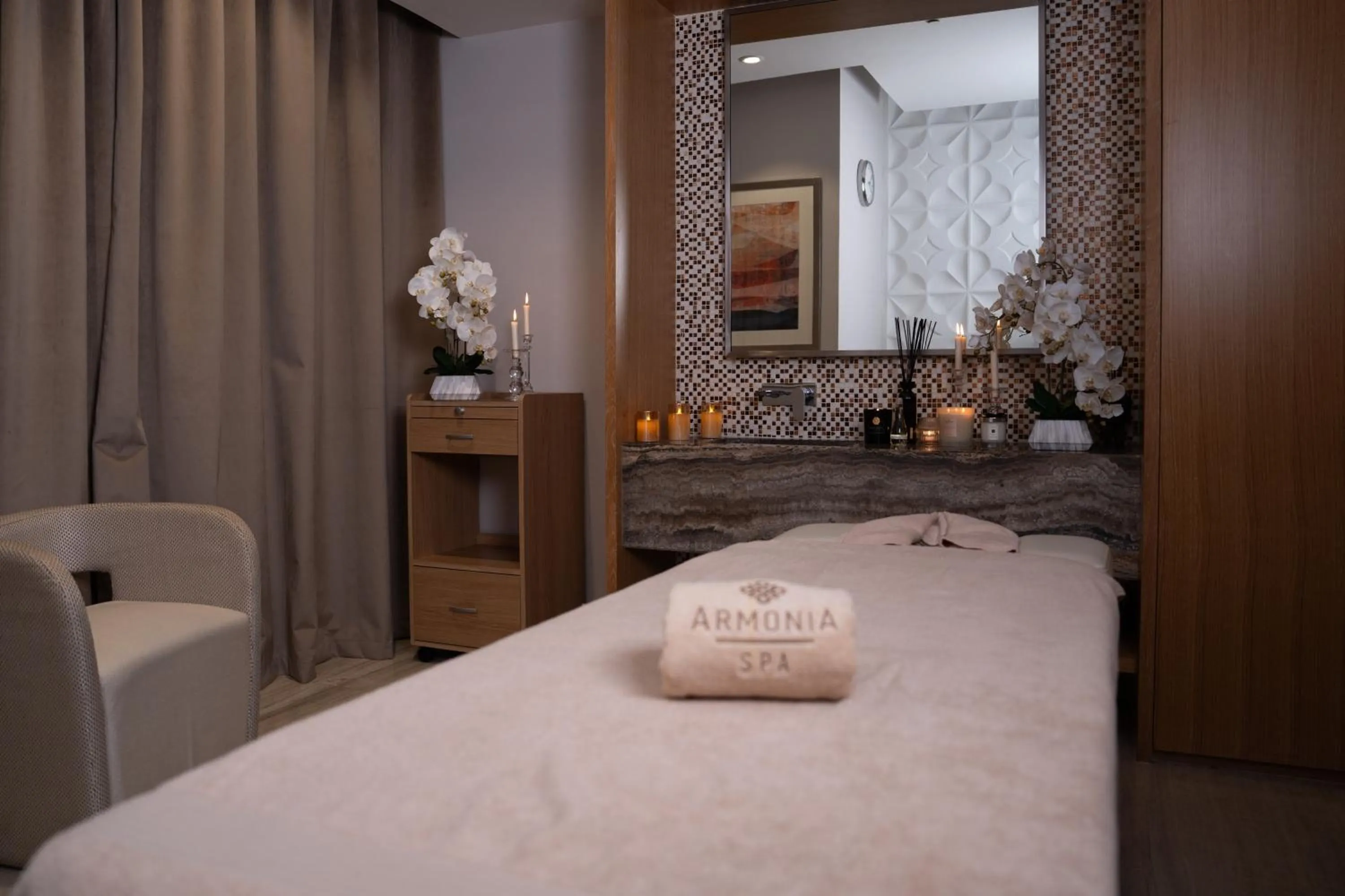 Spa and wellness centre/facilities, Bed in Grand Mercure Dubai City