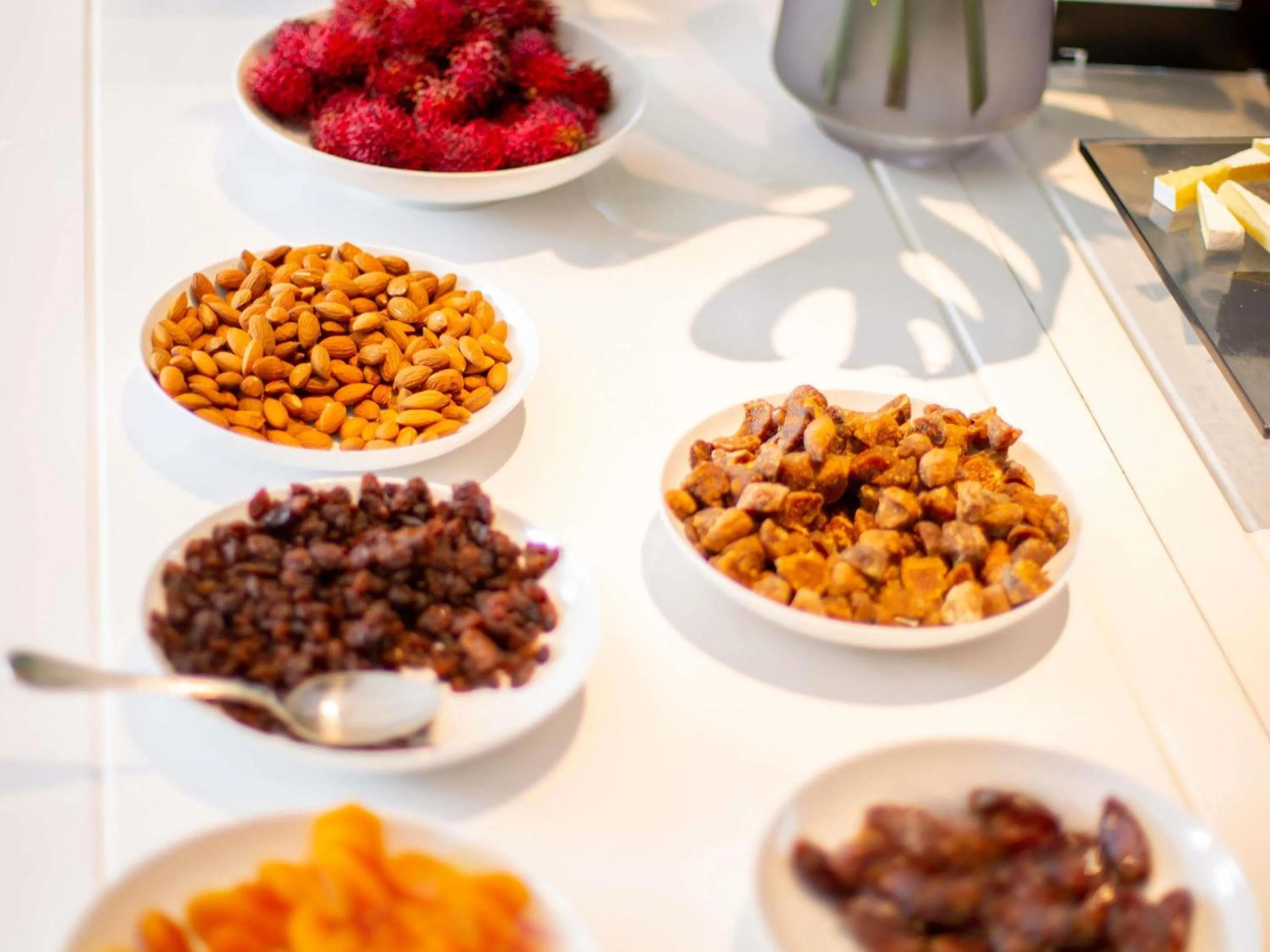 Restaurant/places to eat in Novotel Convention And Spa