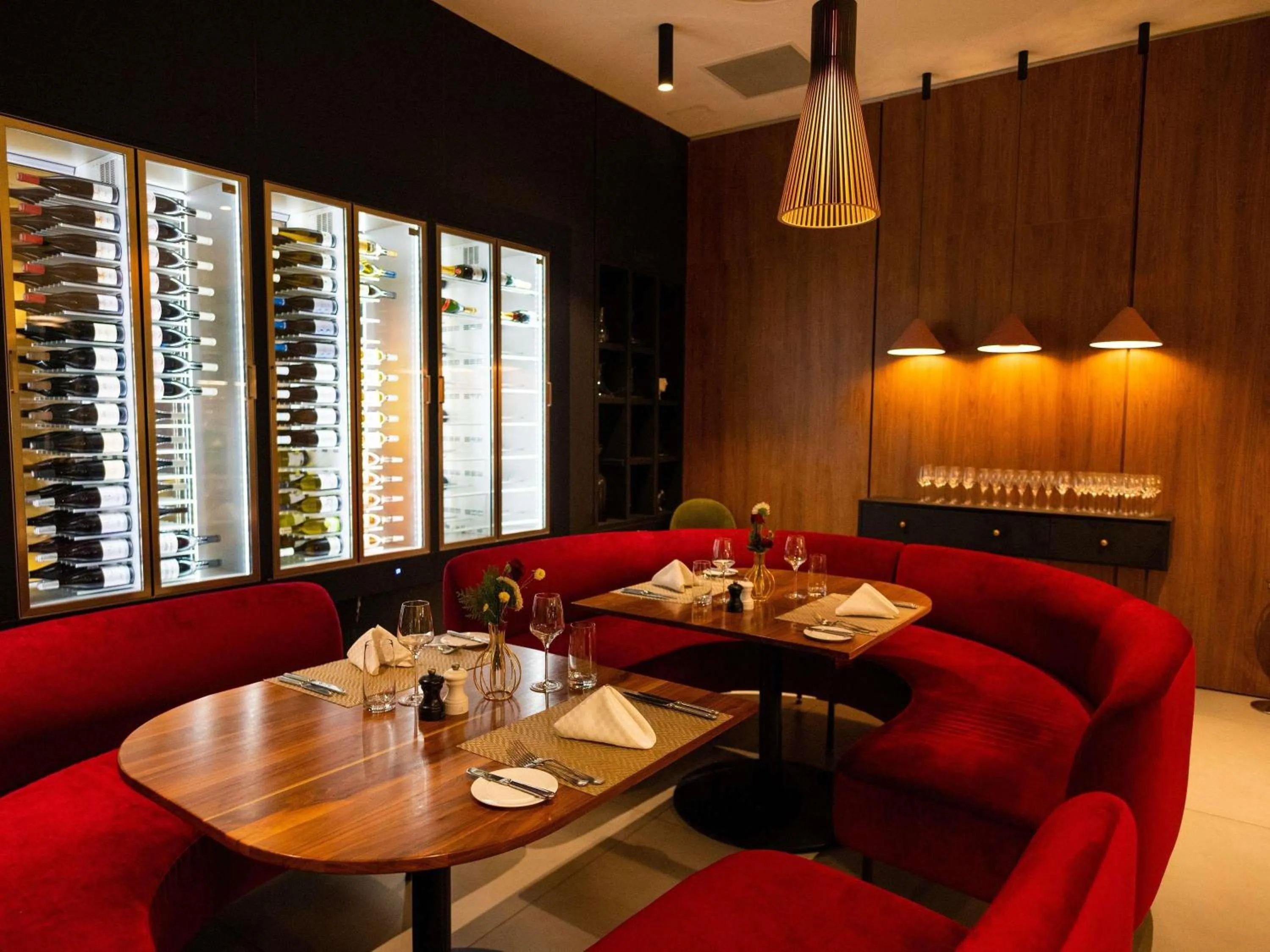 Restaurant/places to eat in Novotel Convention And Spa