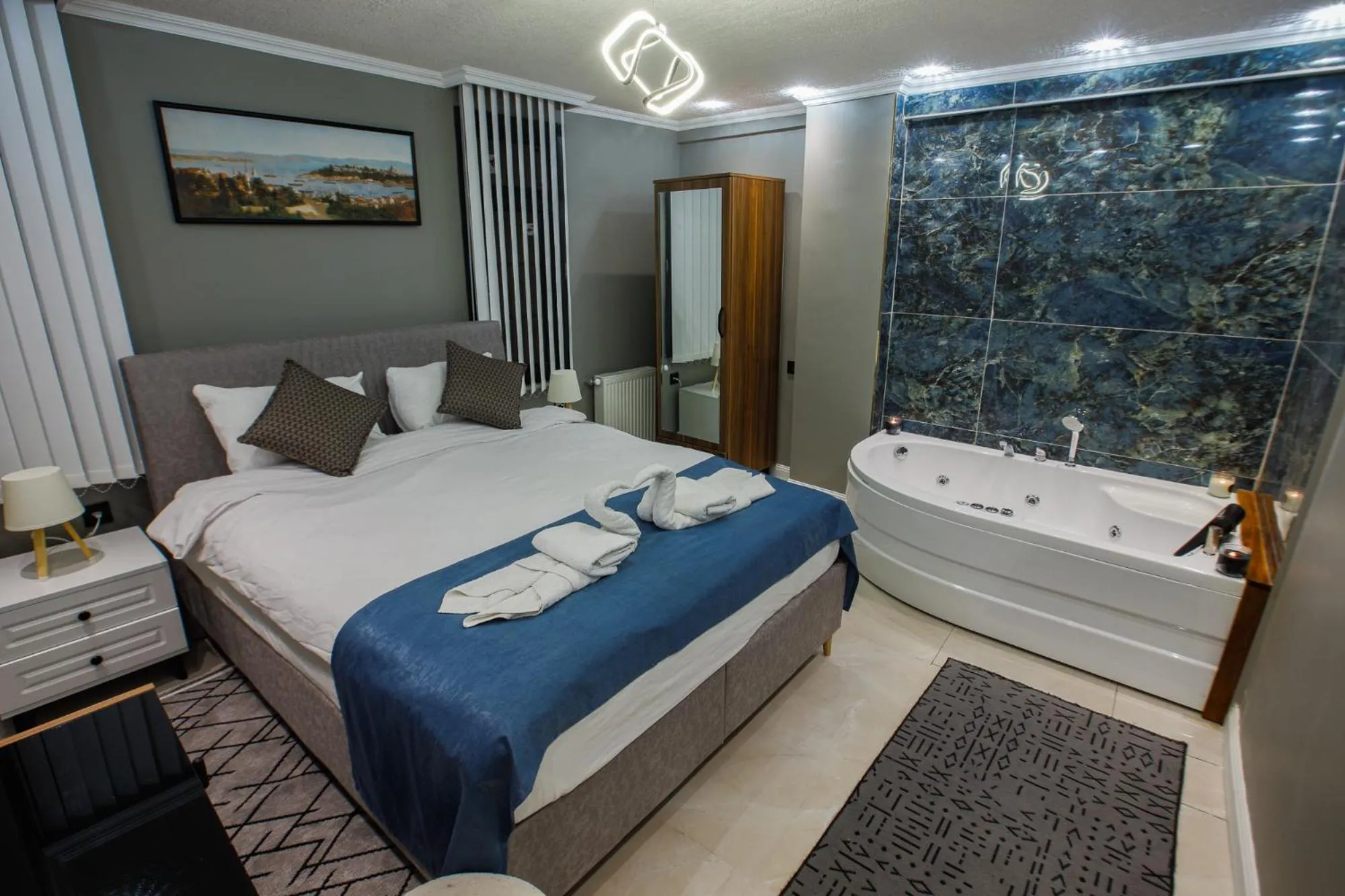 Hot Tub, Bed in Stone Suites