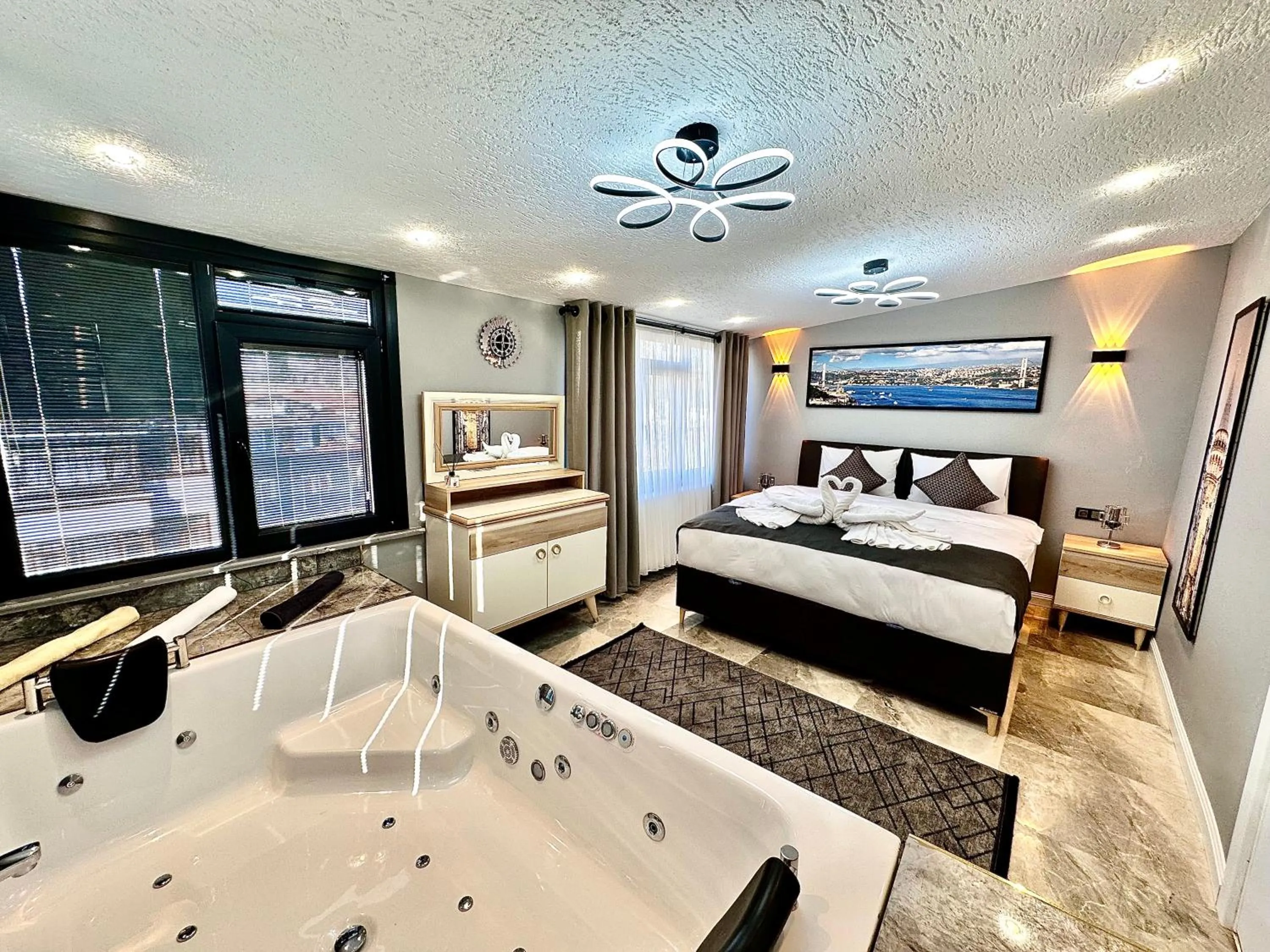 fireplace, Bed in Stone Suites