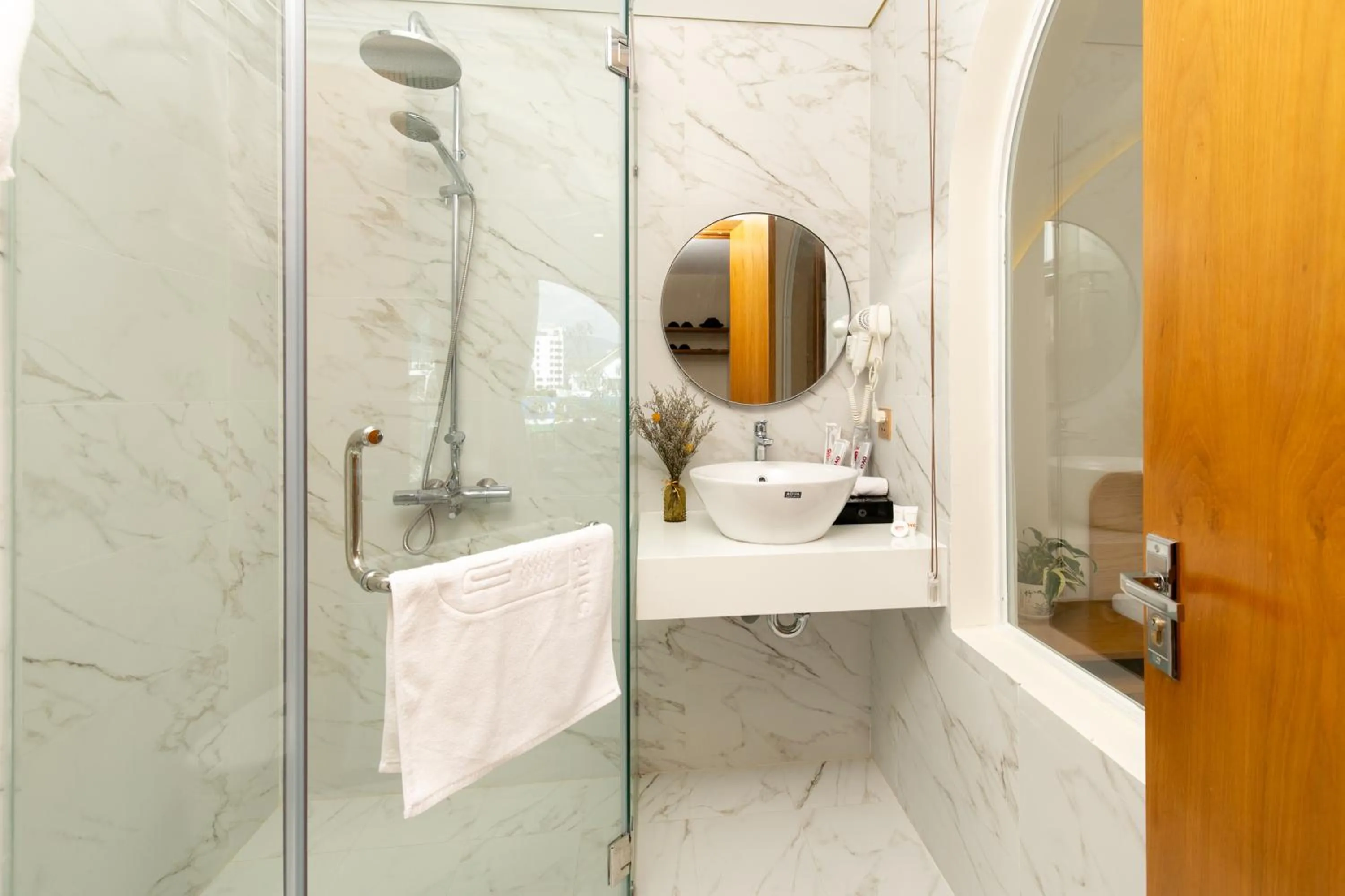 Bathroom in Maple Suite Hotel & Apartment