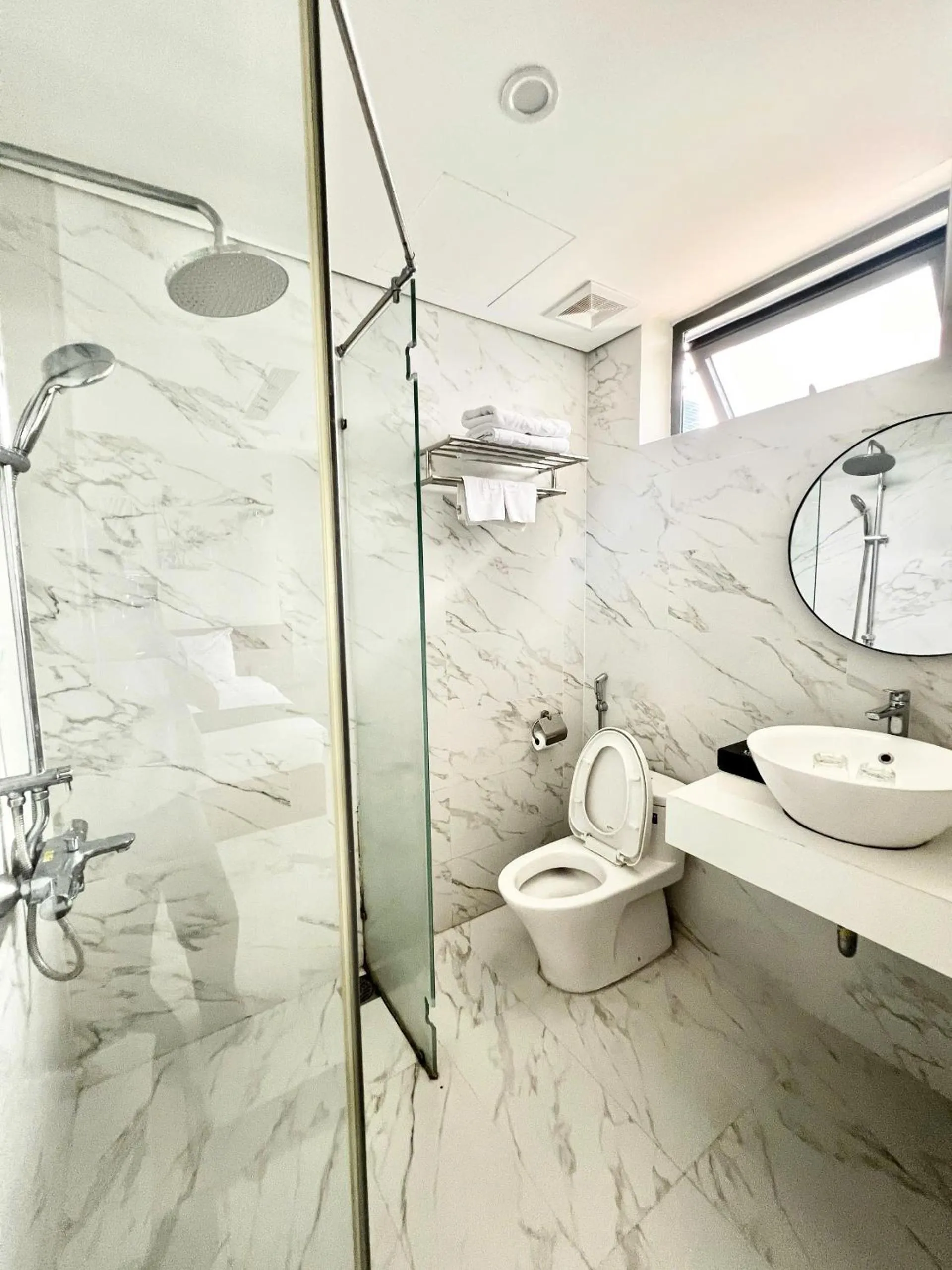 Bathroom in Maple Suite Hotel & Apartment