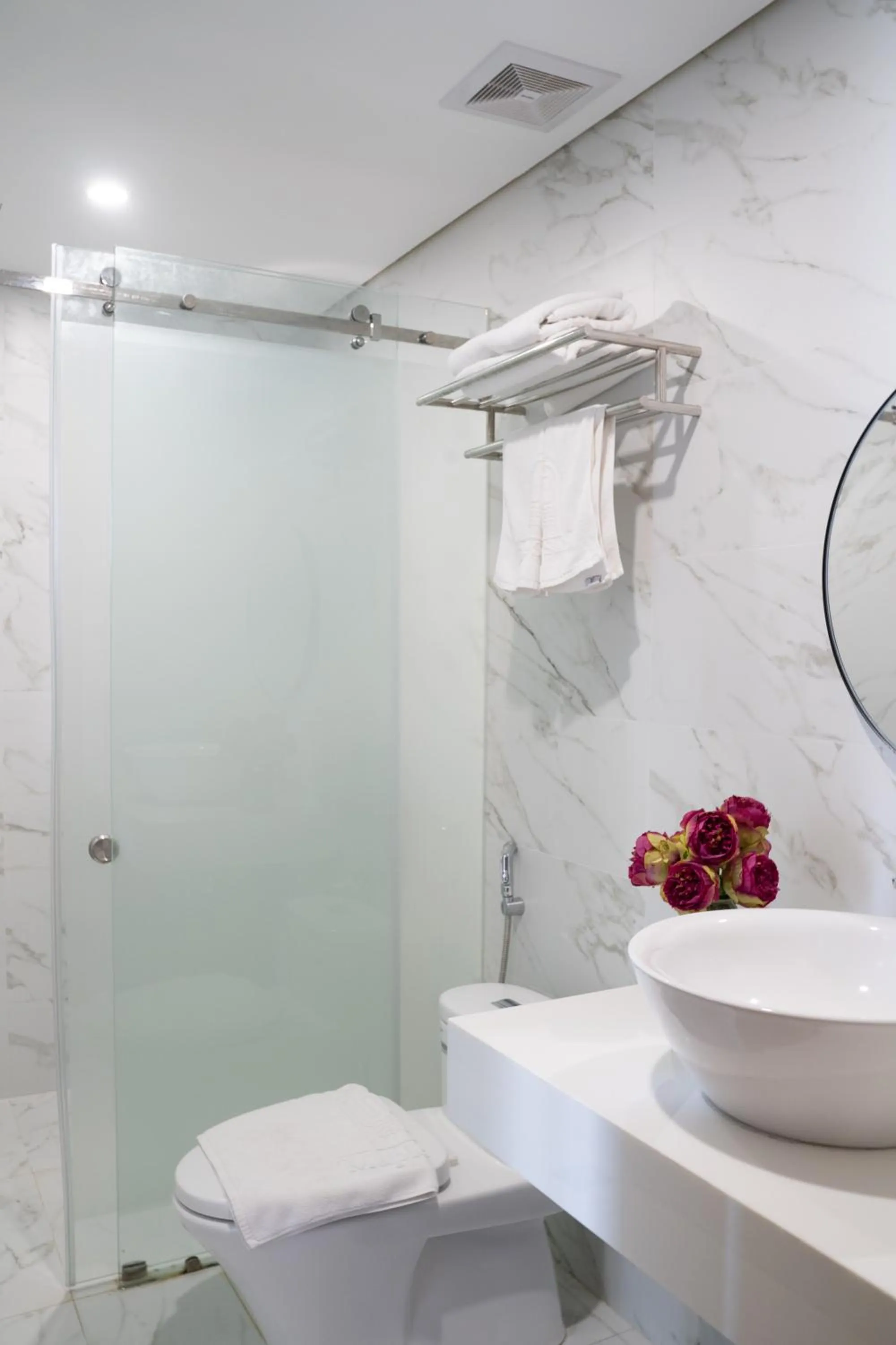 Bathroom in Maple Suite Hotel & Apartment