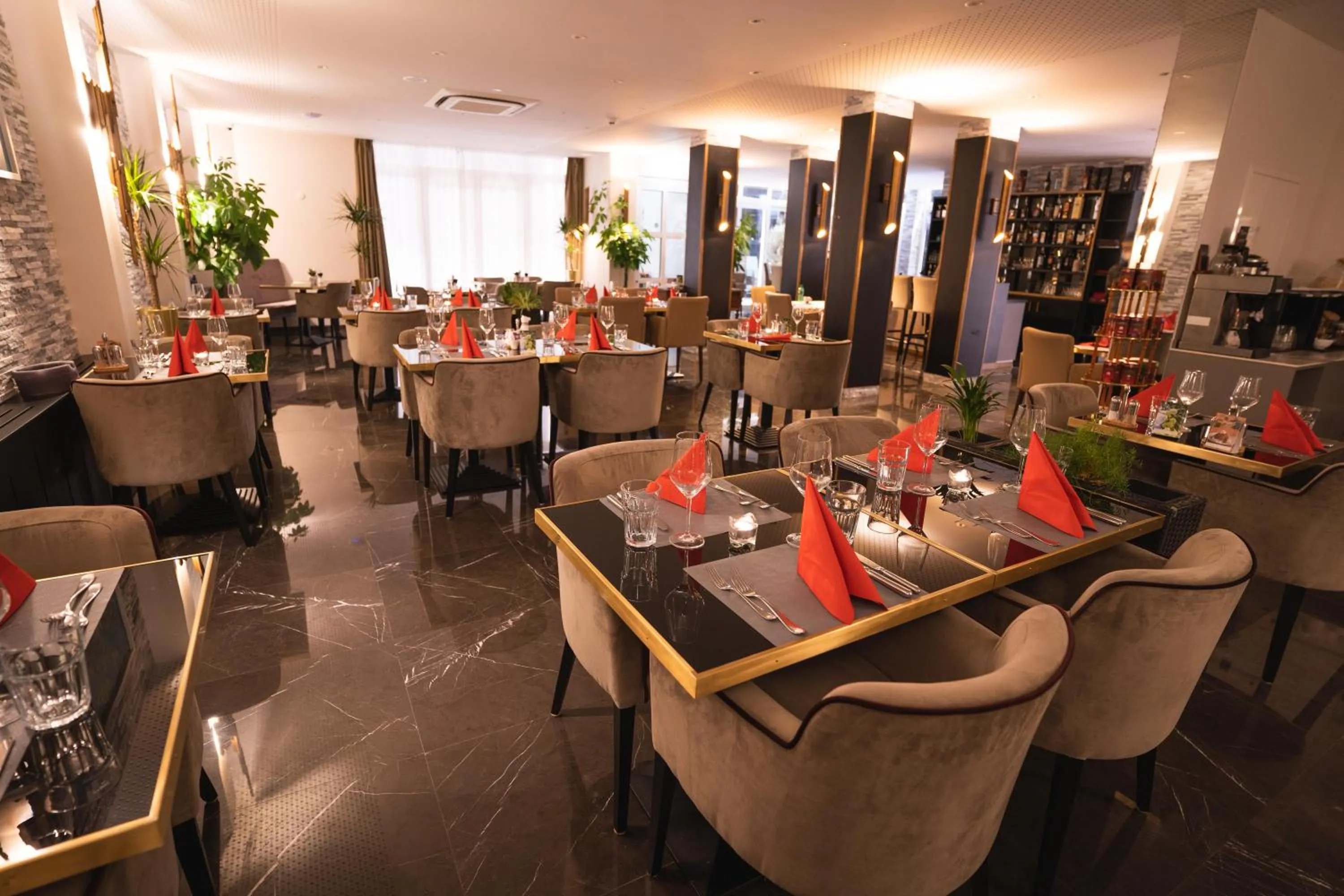 Restaurant/places to eat in My Home Hotel - Free Parking