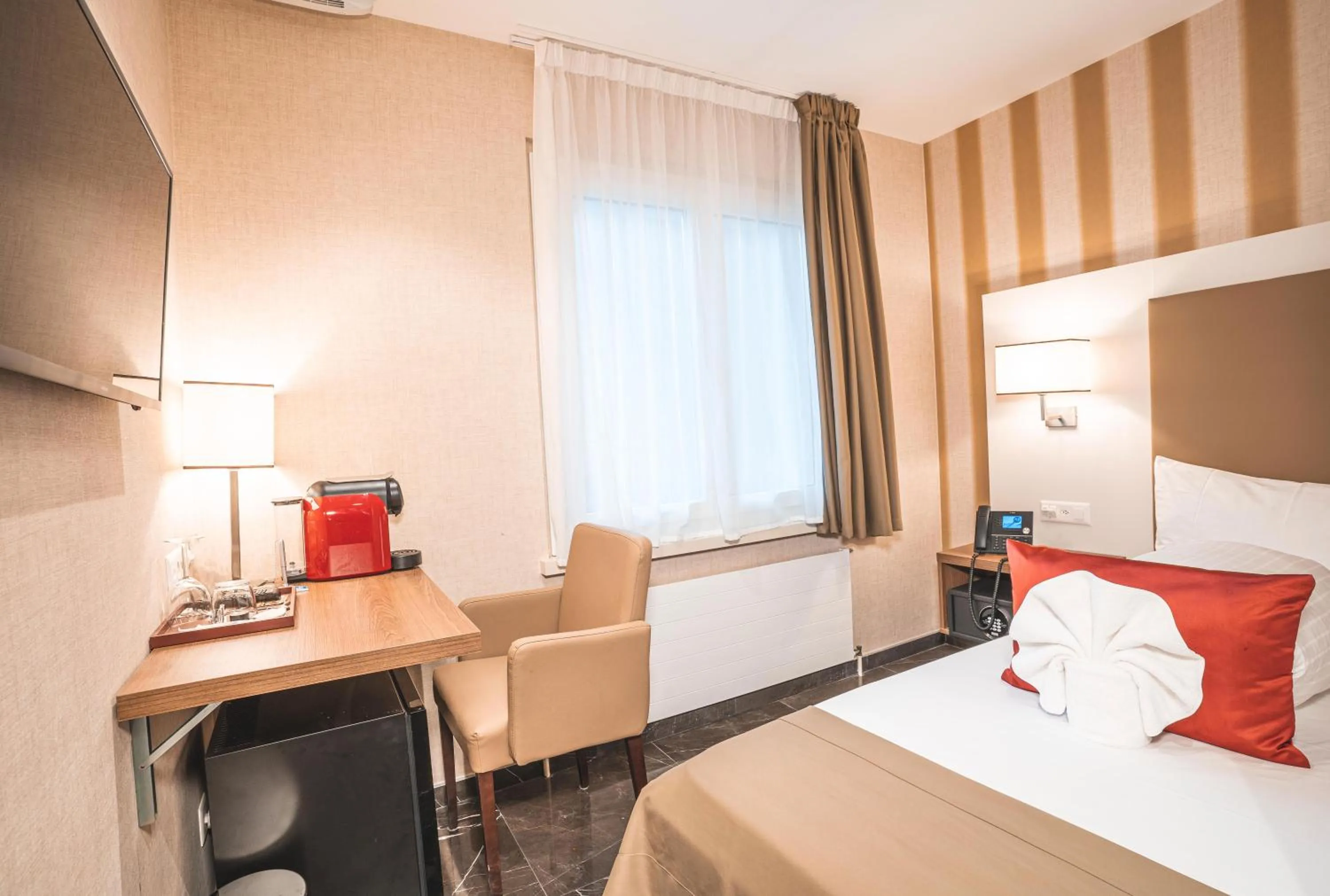 Bed in My Home Hotel - Free Parking