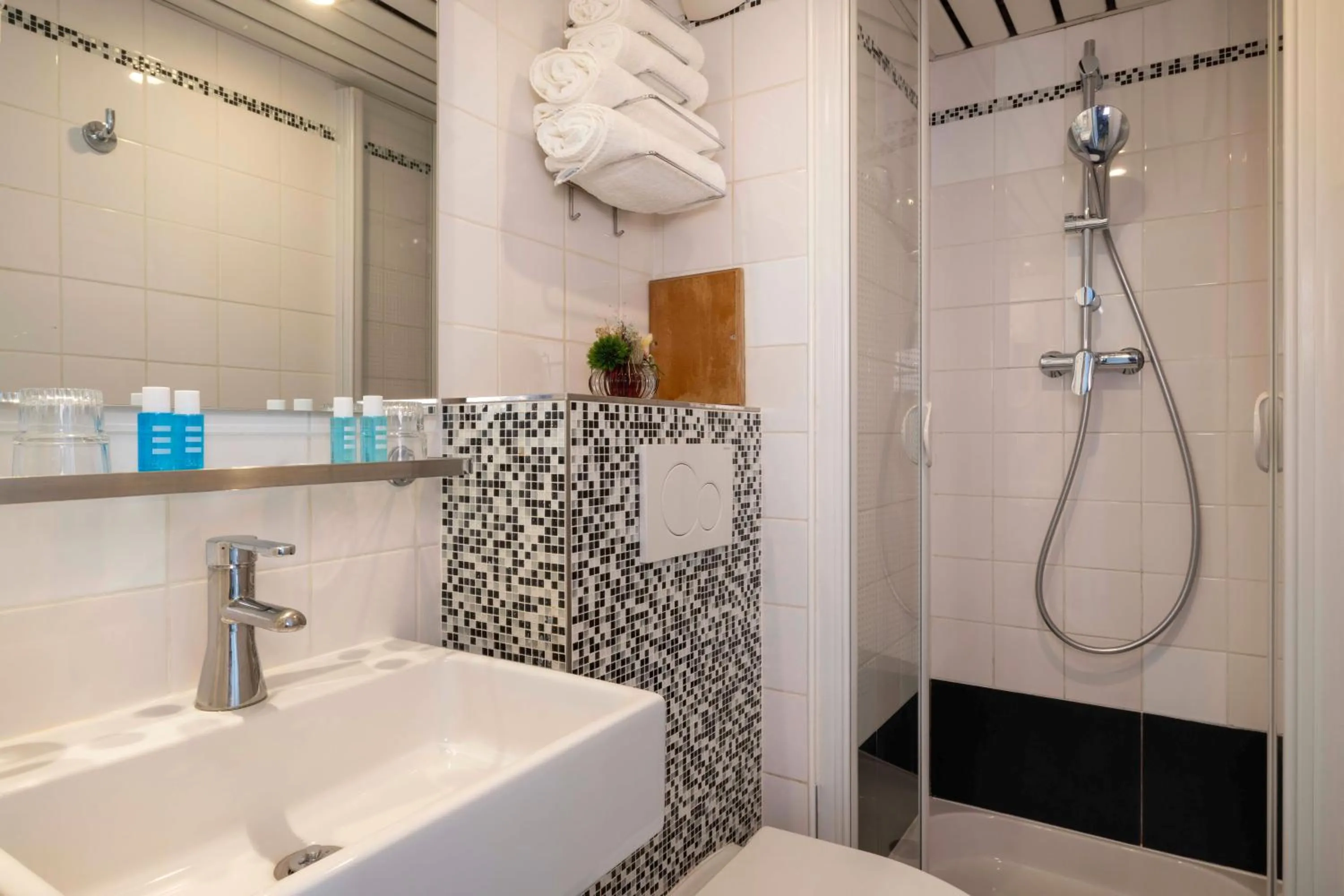 Bathroom in Grand Hotel du Calvados - Opera